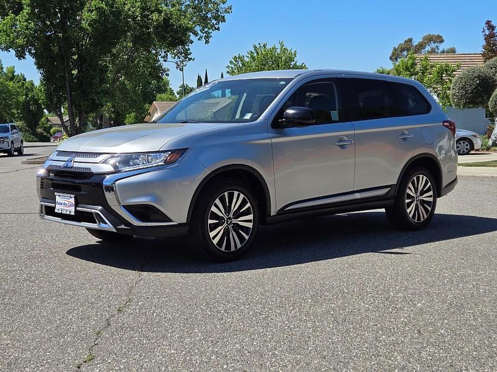 2020 SILVER Mitsubishi Outlander (JA4AD2A31LZ) with an 4-Cyl 2.4 Liter engine, Automatic CVT transmission, located at 246 E Walker St., Orland, 95963, (530) 865-5800, 39.747589, -122.178398 - Photo #2