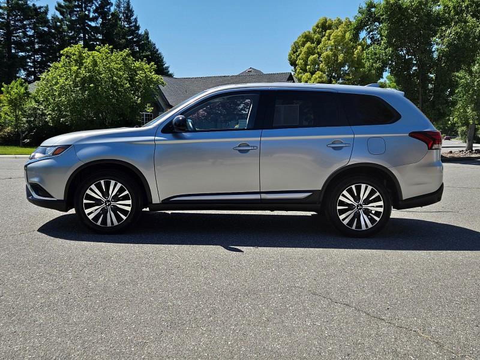 2020 SILVER Mitsubishi Outlander (JA4AD2A31LZ) with an 4-Cyl 2.4 Liter engine, Automatic CVT transmission, located at 246 E Walker St., Orland, 95963, (530) 865-5800, 39.747589, -122.178398 - Photo #3