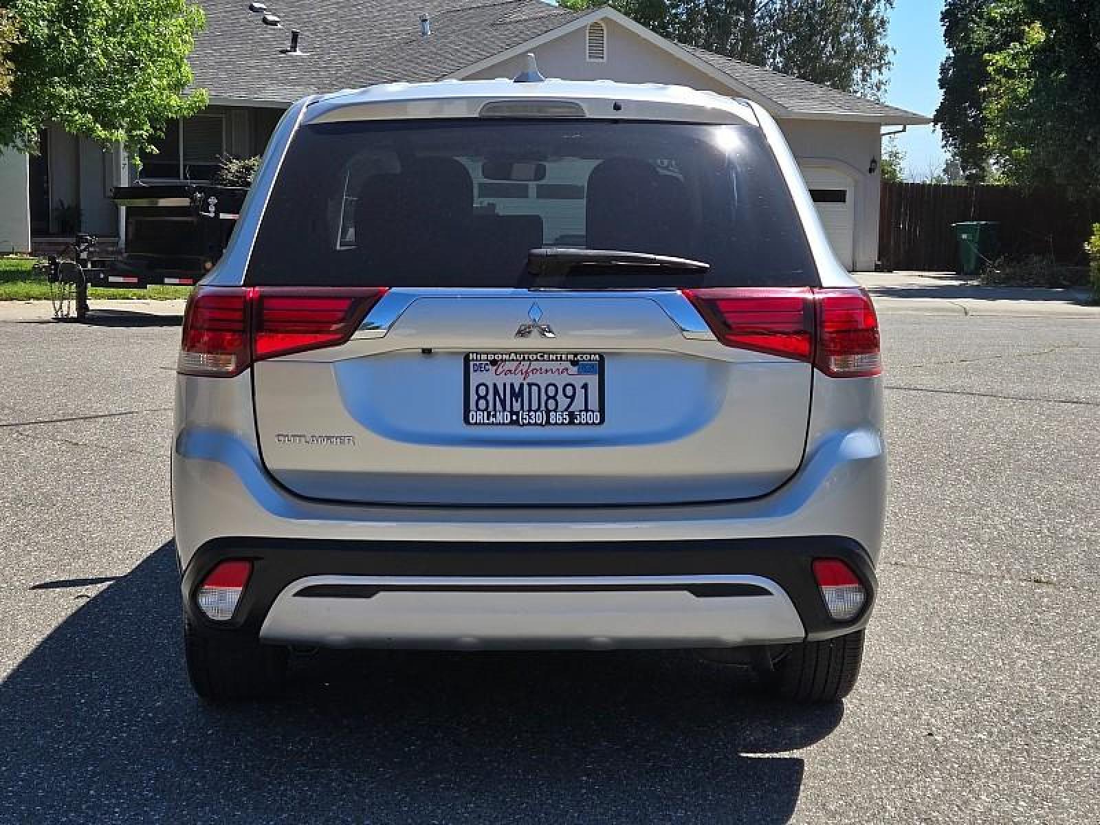 2020 SILVER Mitsubishi Outlander (JA4AD2A31LZ) with an 4-Cyl 2.4 Liter engine, Automatic CVT transmission, located at 246 E Walker St., Orland, 95963, (530) 865-5800, 39.747589, -122.178398 - Photo #5