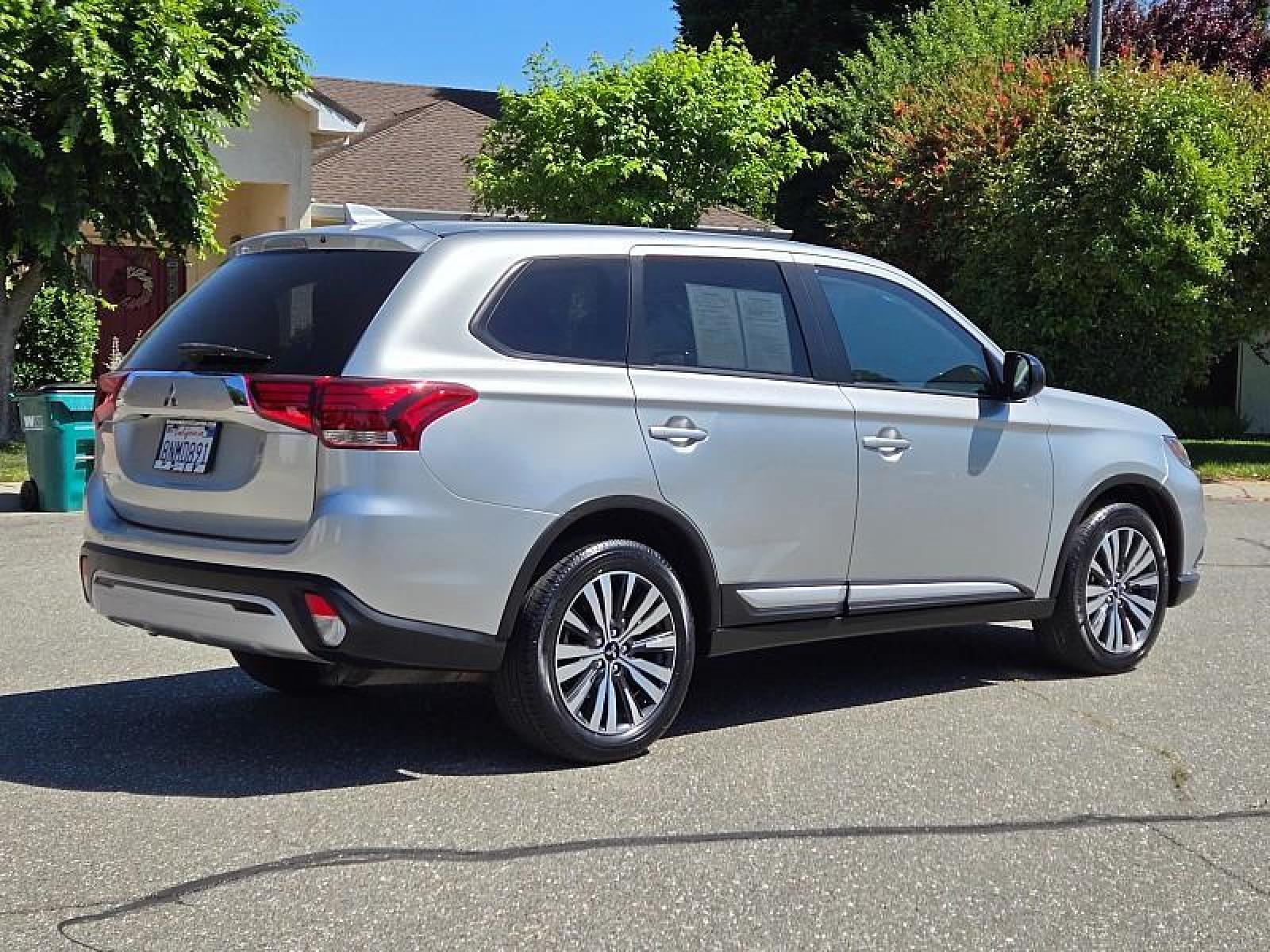 2020 SILVER Mitsubishi Outlander (JA4AD2A31LZ) with an 4-Cyl 2.4 Liter engine, Automatic CVT transmission, located at 246 E Walker St., Orland, 95963, (530) 865-5800, 39.747589, -122.178398 - Photo #6