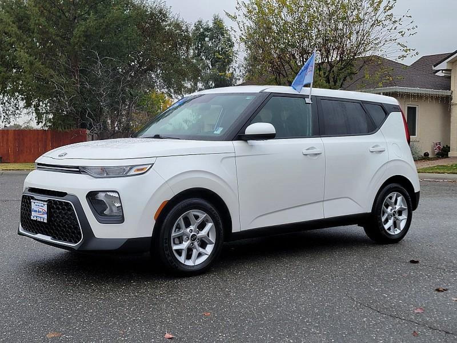 2020 WHITE /black Kia Soul (KNDJ23AU1L7) with an 4-Cyl 2.0 Liter engine, Automatic i-VT transmission, located at 246 E Walker St., Orland, 95963, (530) 865-5800, 39.747589, -122.178398 - Photo #2
