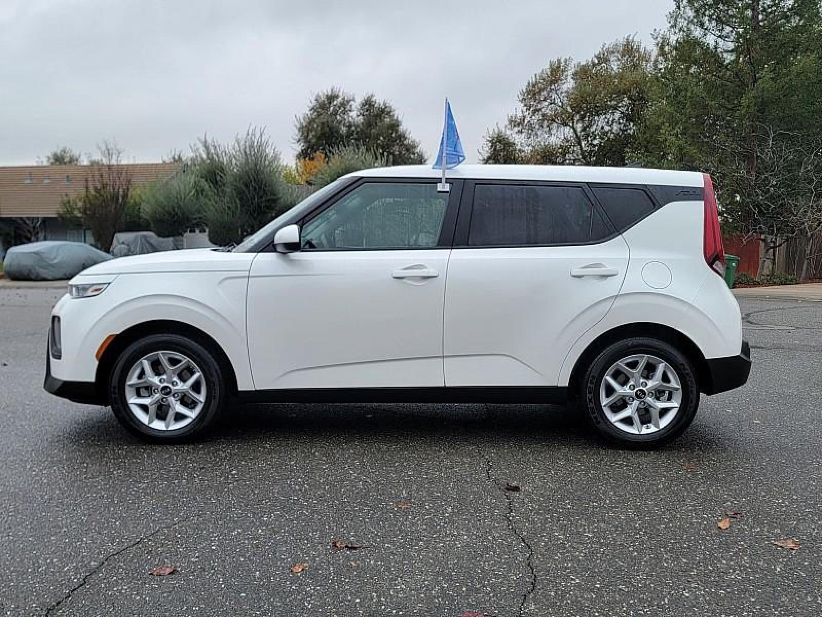 2020 WHITE /black Kia Soul (KNDJ23AU1L7) with an 4-Cyl 2.0 Liter engine, Automatic i-VT transmission, located at 246 E Walker St., Orland, 95963, (530) 865-5800, 39.747589, -122.178398 - Photo #3