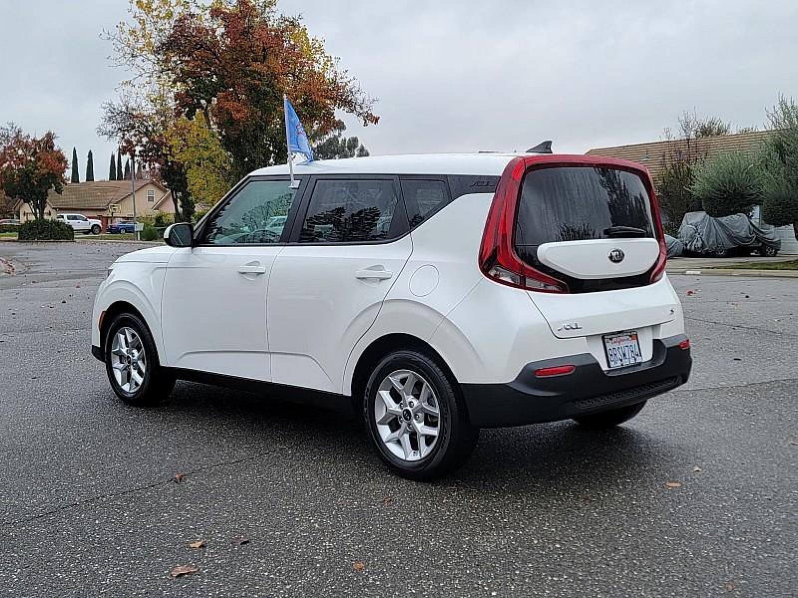 2020 WHITE /black Kia Soul (KNDJ23AU1L7) with an 4-Cyl 2.0 Liter engine, Automatic i-VT transmission, located at 246 E Walker St., Orland, 95963, (530) 865-5800, 39.747589, -122.178398 - Photo #4