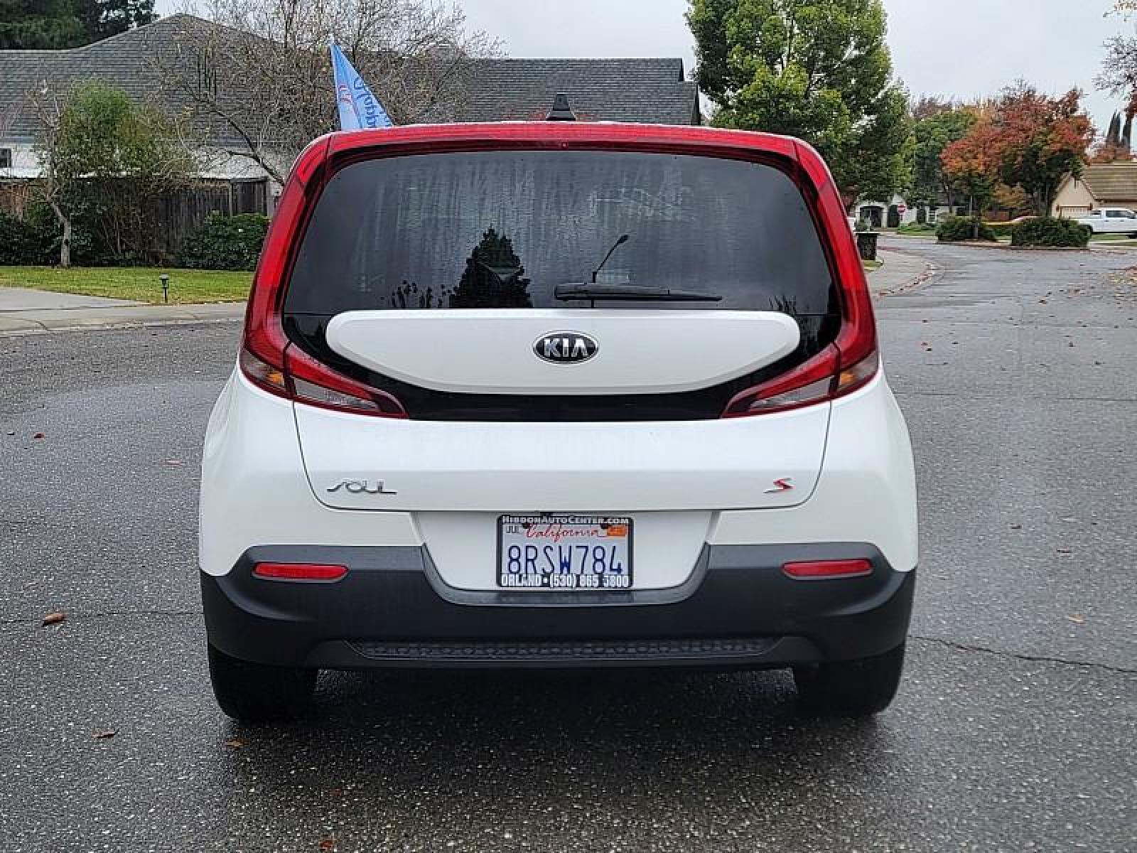 2020 WHITE /black Kia Soul (KNDJ23AU1L7) with an 4-Cyl 2.0 Liter engine, Automatic i-VT transmission, located at 246 E Walker St., Orland, 95963, (530) 865-5800, 39.747589, -122.178398 - Photo #5