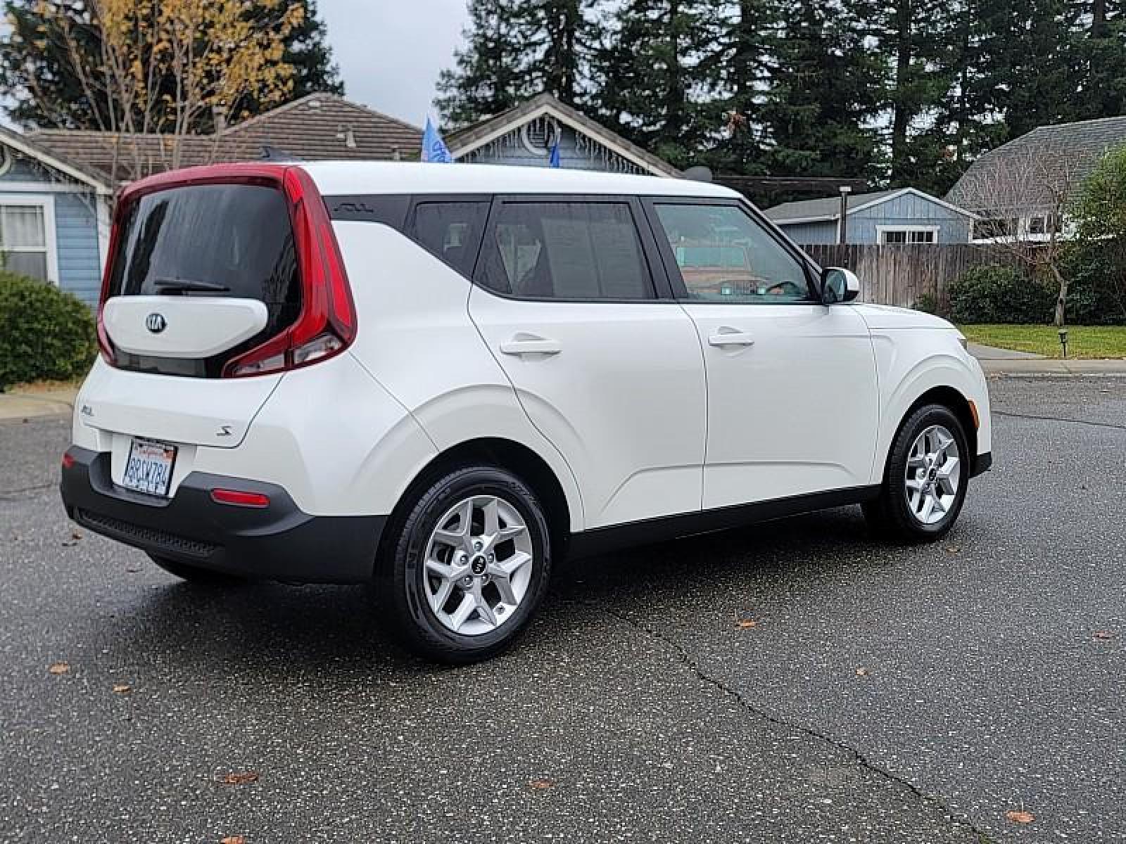 2020 WHITE /black Kia Soul (KNDJ23AU1L7) with an 4-Cyl 2.0 Liter engine, Automatic i-VT transmission, located at 246 E Walker St., Orland, 95963, (530) 865-5800, 39.747589, -122.178398 - Photo #6