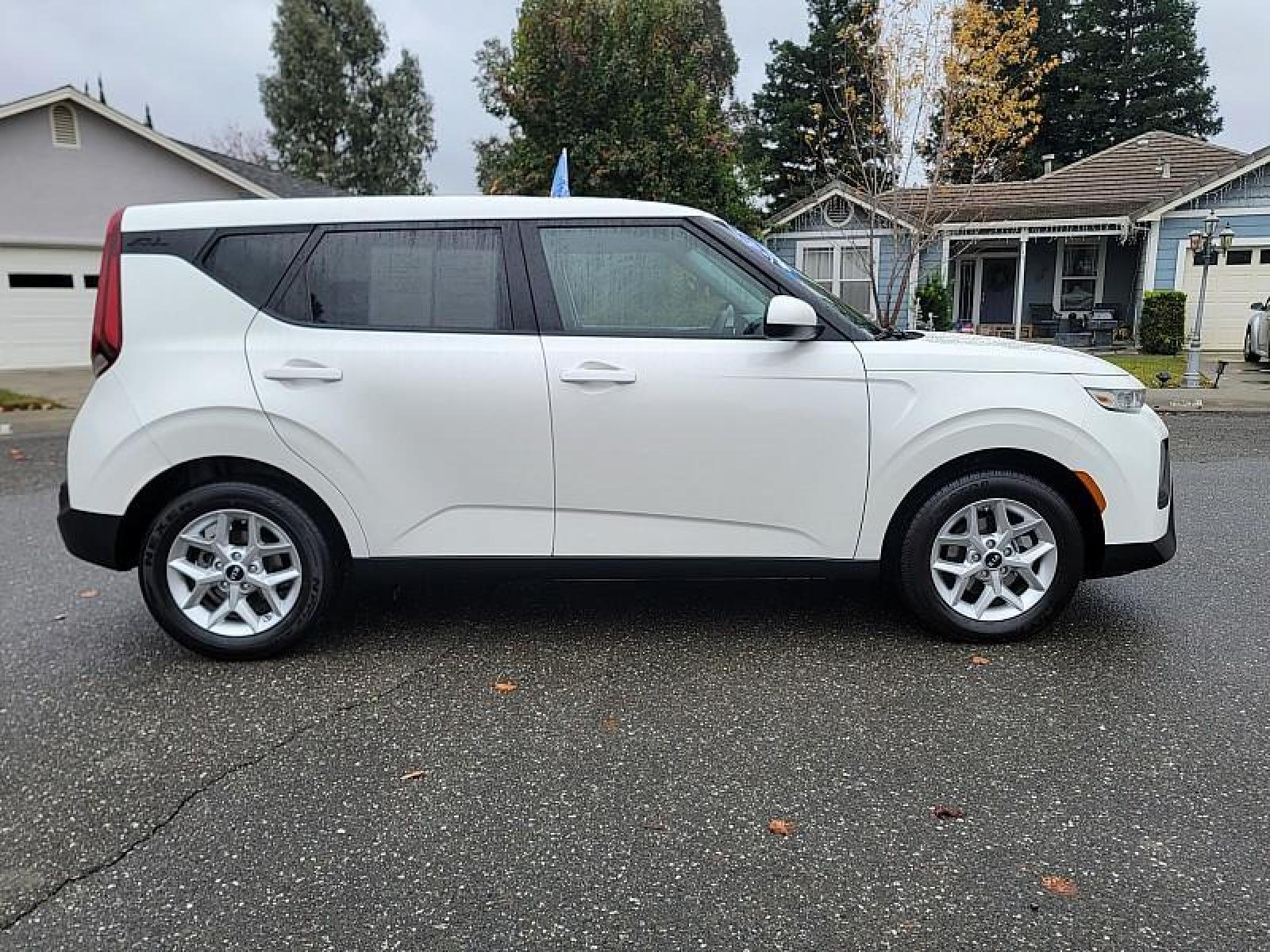 2020 WHITE /black Kia Soul (KNDJ23AU1L7) with an 4-Cyl 2.0 Liter engine, Automatic i-VT transmission, located at 246 E Walker St., Orland, 95963, (530) 865-5800, 39.747589, -122.178398 - Photo #7