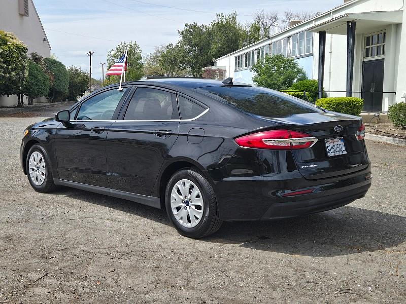 2020 BLACK /black/tan Ford Fusion (3FA6P0G71LR) with an 4-Cyl 2.5 Liter engine, Automatic 6-Spd w/SelectShift transmission, located at 246 E Walker St., Orland, 95963, (530) 865-5800, 39.747589, -122.178398 - Photo #4