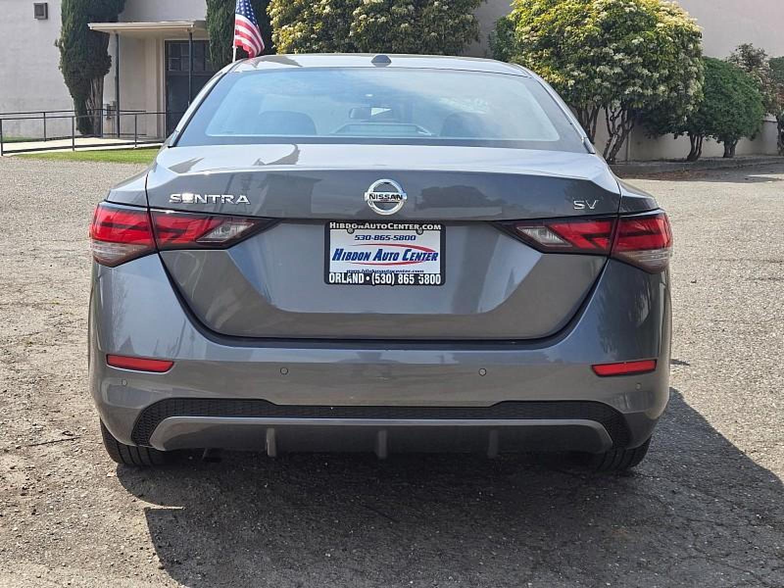 2022 GRAY /black Nissan Sentra (3N1AB8CV7NY) with an 4-Cyl 2.0 Liter engine, Automatic CVT w/Xtronic transmission, located at 246 E Walker St., Orland, 95963, (530) 865-5800, 39.747589, -122.178398 - Photo #5