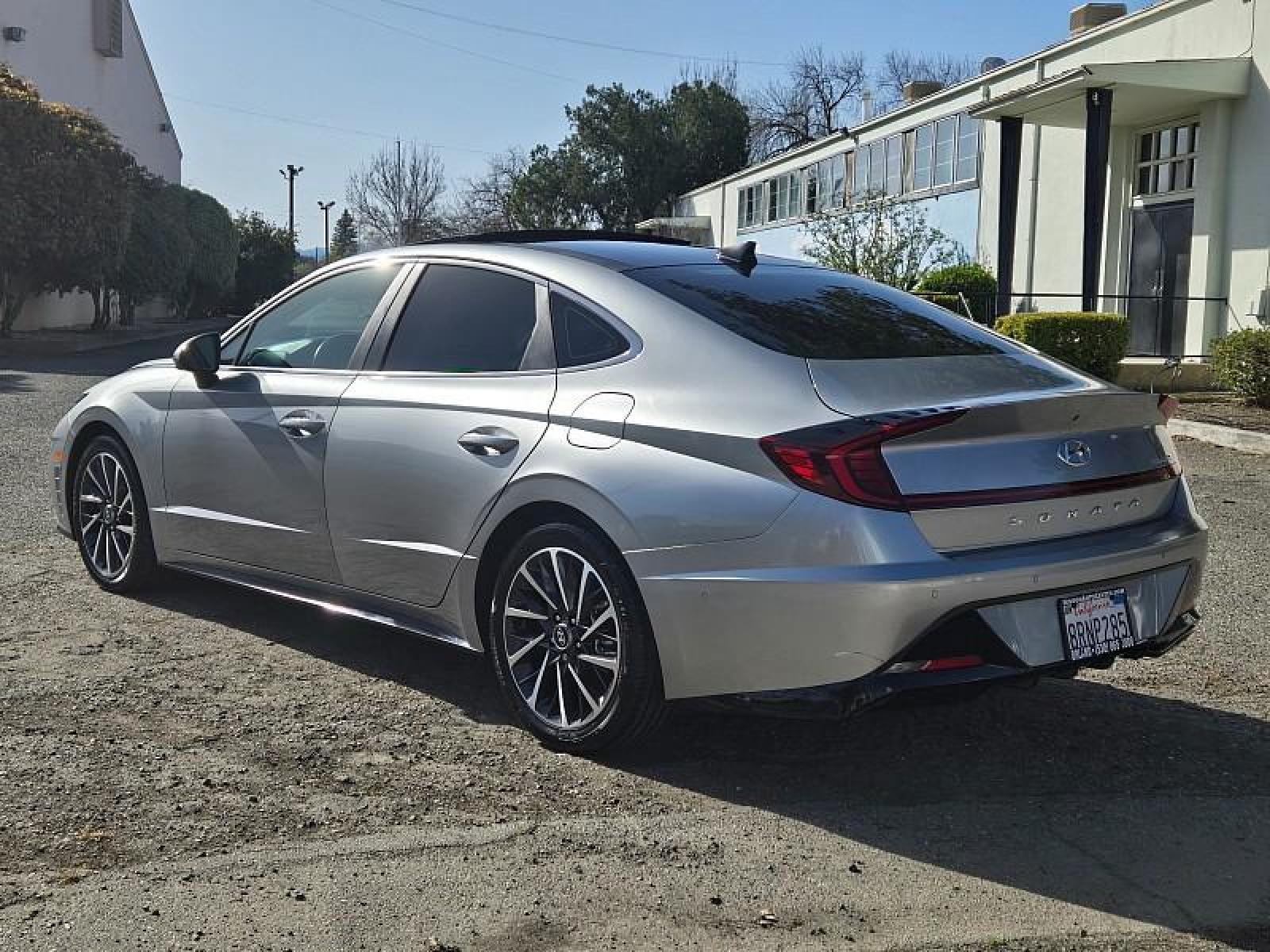 2020 SILVER /black/silver Hyundai Sonata (5NPEH4J29LH) with an 4-Cyl Turbo 1.6 Liter engine, Automatic 8-Spd w/Overdrive and Shiftronic transmission, located at 246 E Walker St., Orland, 95963, (530) 865-5800, 39.747589, -122.178398 - Photo #4