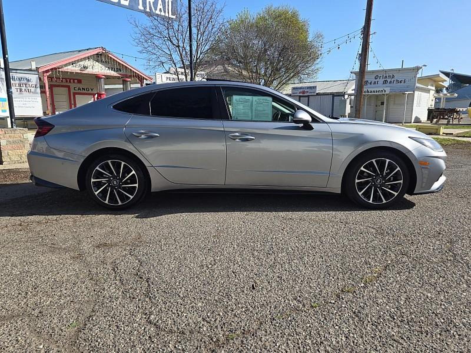 2020 SILVER /black/silver Hyundai Sonata (5NPEH4J29LH) with an 4-Cyl Turbo 1.6 Liter engine, Automatic 8-Spd w/Overdrive and Shiftronic transmission, located at 246 E Walker St., Orland, 95963, (530) 865-5800, 39.747589, -122.178398 - Photo #7