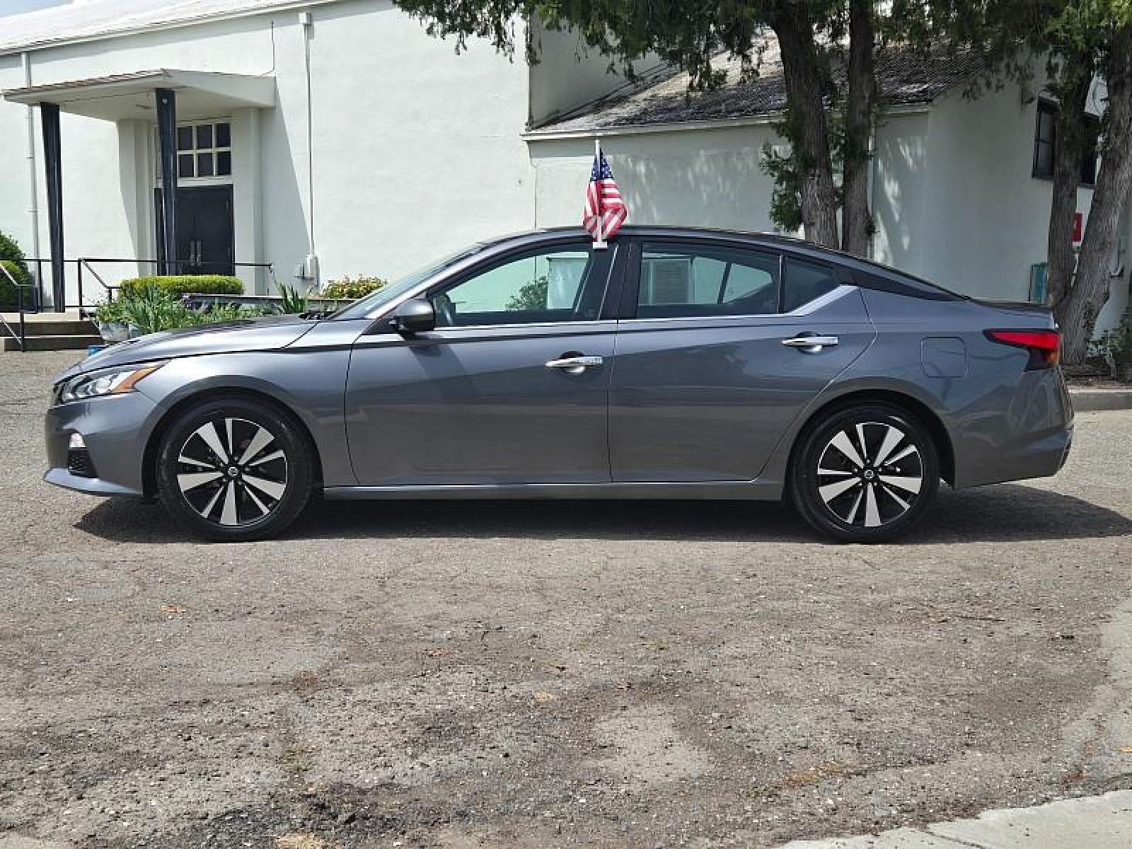 2021 GRAY Nissan Altima (1N4BL4DV9MN) with an 4-Cyl 2.5 Liter engine, Automatic Xtronic CVT transmission, located at 246 E Walker St., Orland, 95963, (530) 865-5800, 39.747589, -122.178398 - Photo #3