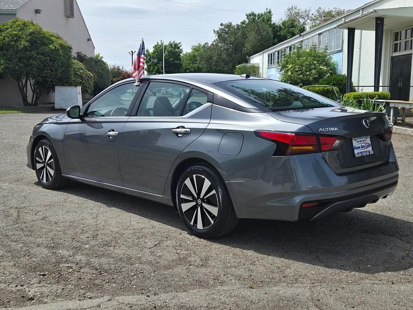 2021 GRAY Nissan Altima (1N4BL4DV9MN) with an 4-Cyl 2.5 Liter engine, Automatic Xtronic CVT transmission, located at 246 E Walker St., Orland, 95963, (530) 865-5800, 39.747589, -122.178398 - Photo #4