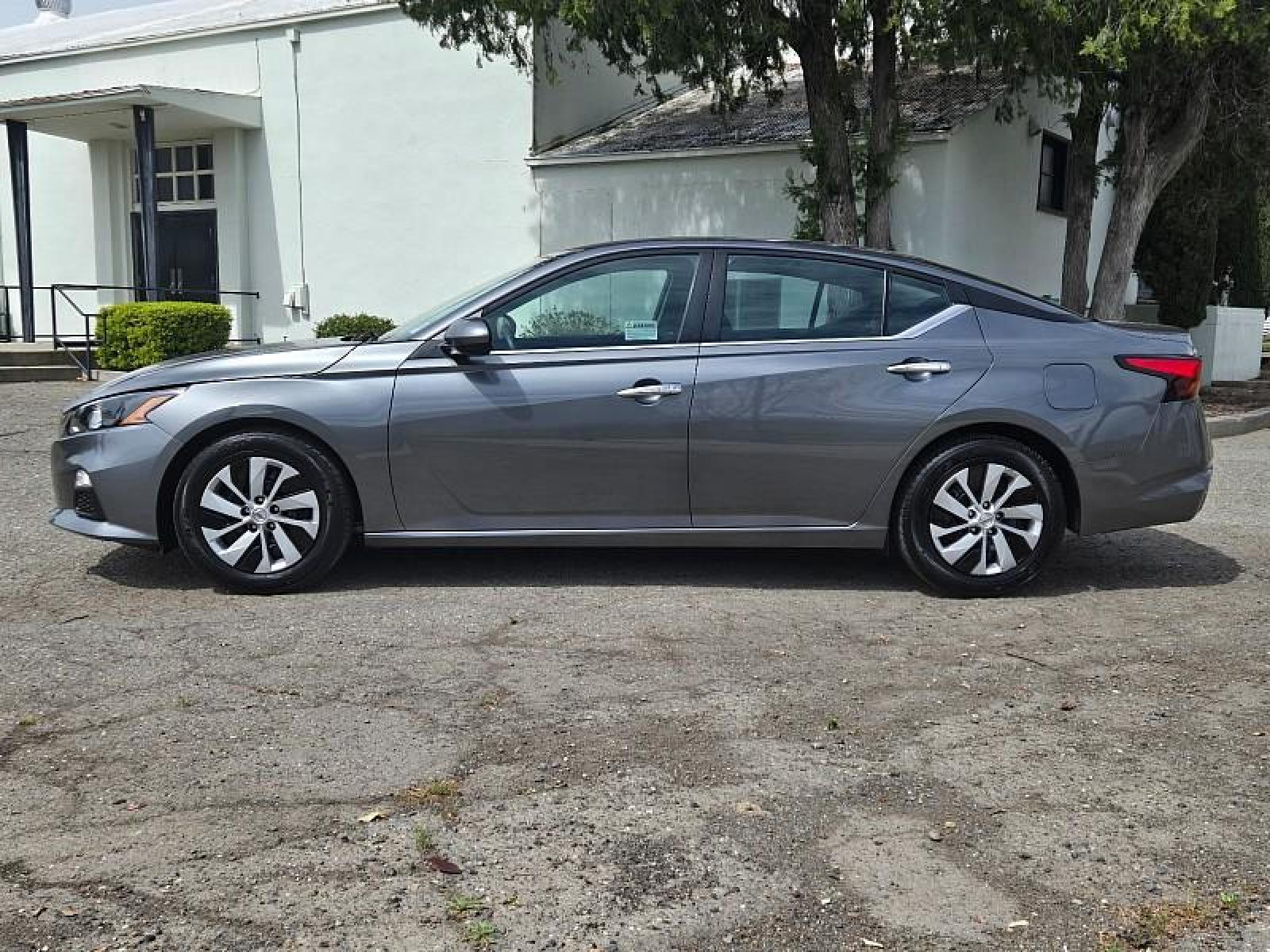 2022 GRAY Nissan Altima (1N4BL4BV8NN) with an 4-Cyl 2.5 Liter engine, Automatic Xtronic CVT transmission, located at 246 E Walker St., Orland, 95963, (530) 865-5800, 39.747589, -122.178398 - Photo #3
