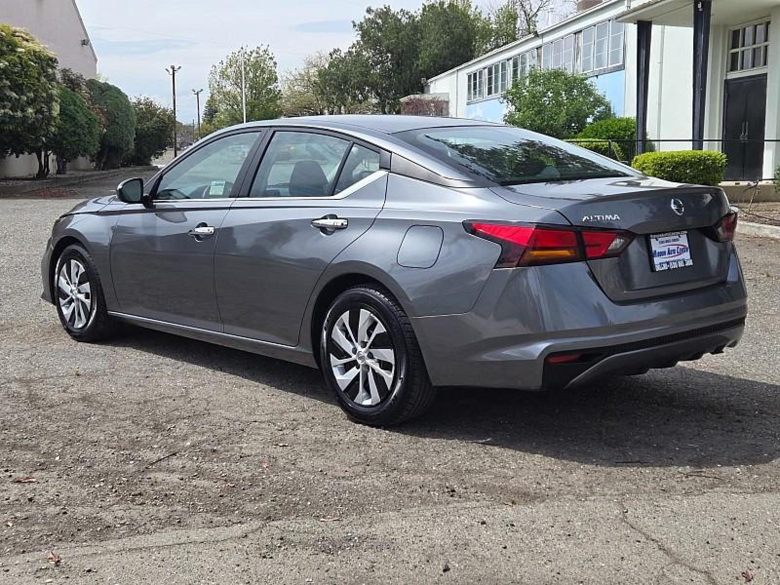 2022 GRAY Nissan Altima (1N4BL4BV8NN) with an 4-Cyl 2.5 Liter engine, Automatic Xtronic CVT transmission, located at 246 E Walker St., Orland, 95963, (530) 865-5800, 39.747589, -122.178398 - Photo #4