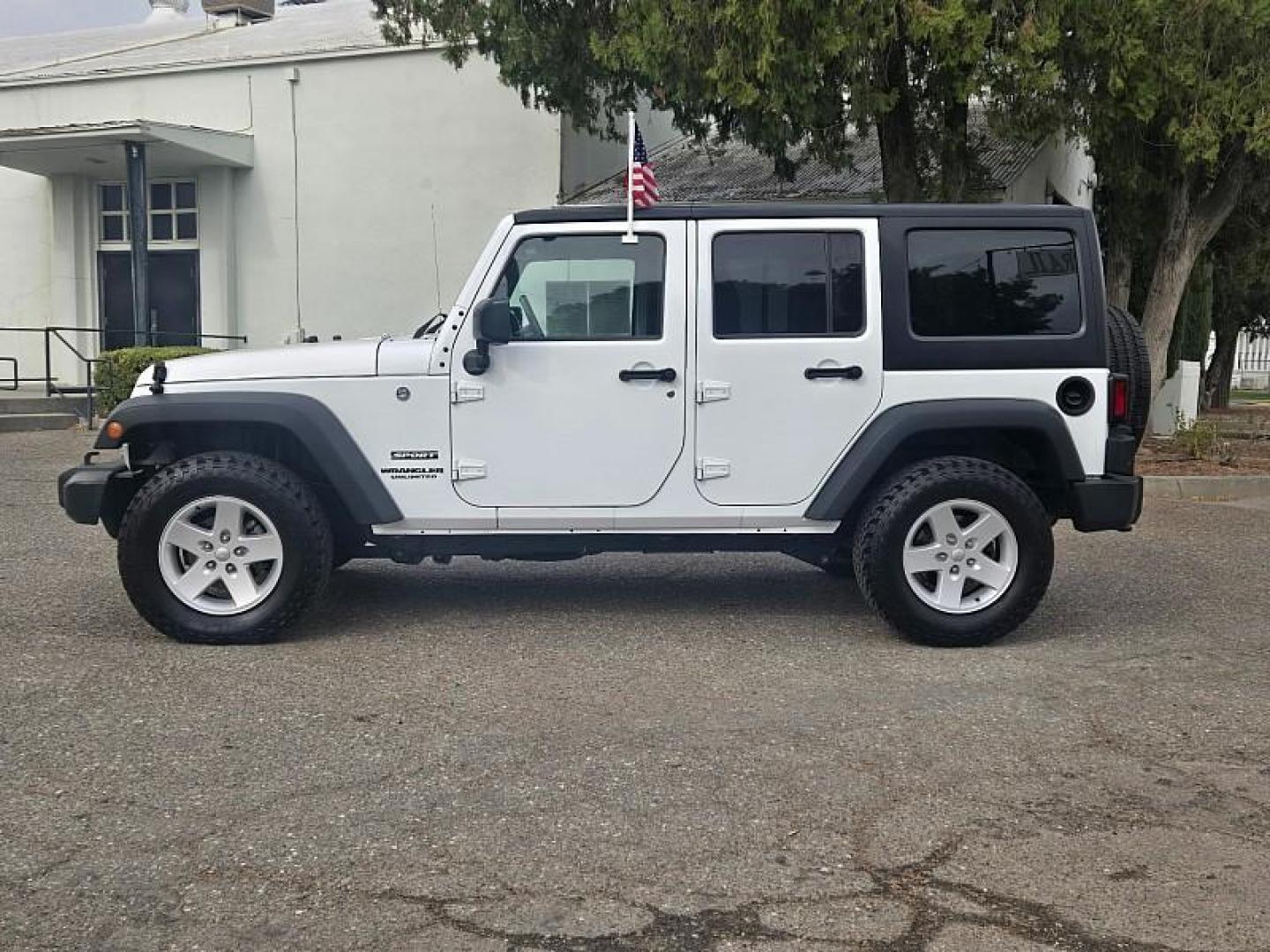 2017 WHITE Jeep Wrangler Unlimited (1C4HJWDG5HL) with an V6 3.6 Liter engine, Automatic 5-Spd transmission, located at 246 E Walker St., Orland, 95963, (530) 865-5800, 39.747589, -122.178398 - Photo#3