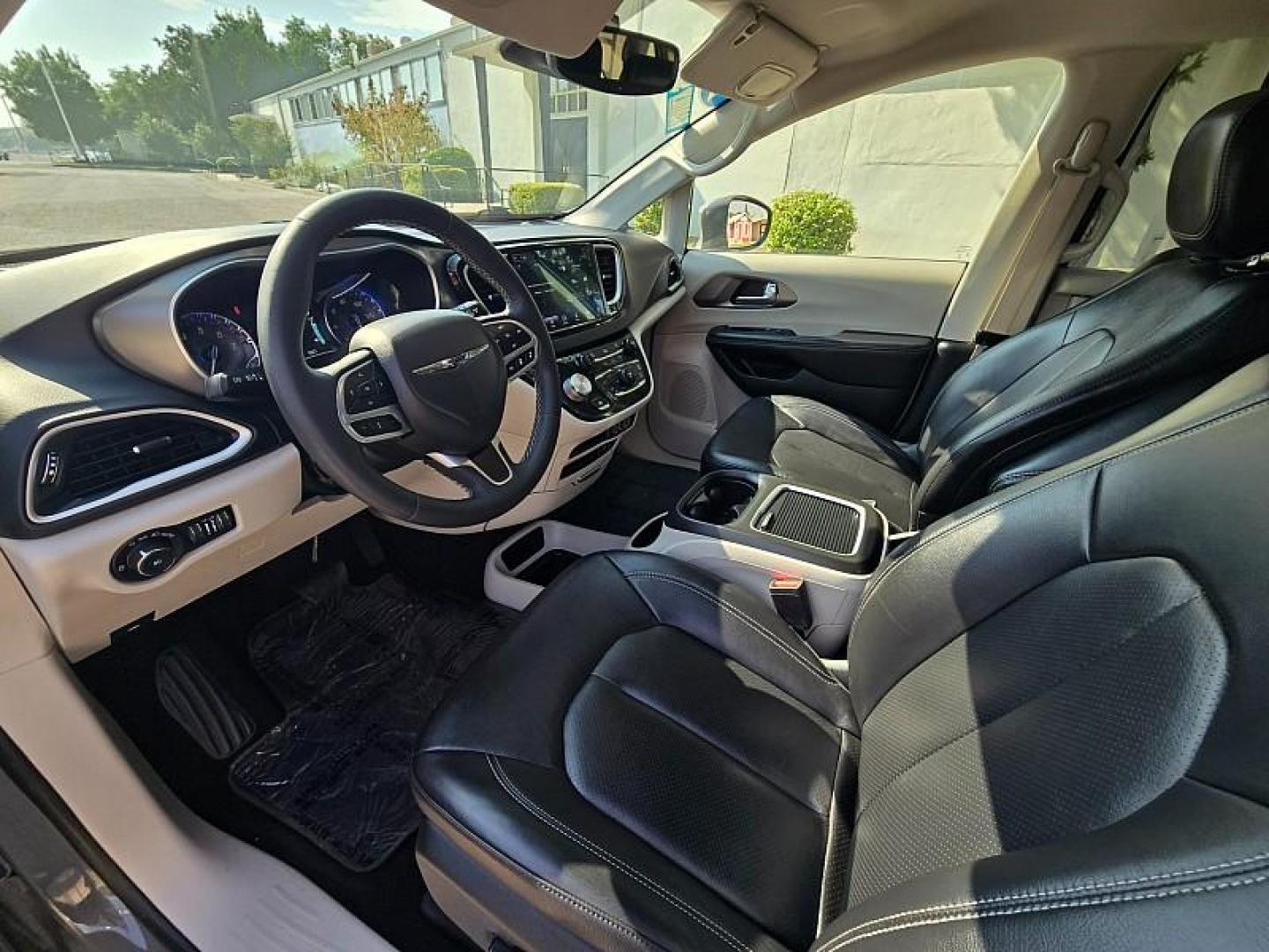 2022 GRAY Chrysler Pacifica (2C4RC1BG1NR) with an V6 3.6 Liter engine, Automatic 9-Spd transmission, located at 246 E Walker St., Orland, 95963, (530) 865-5800, 39.747589, -122.178398 - Photo#10