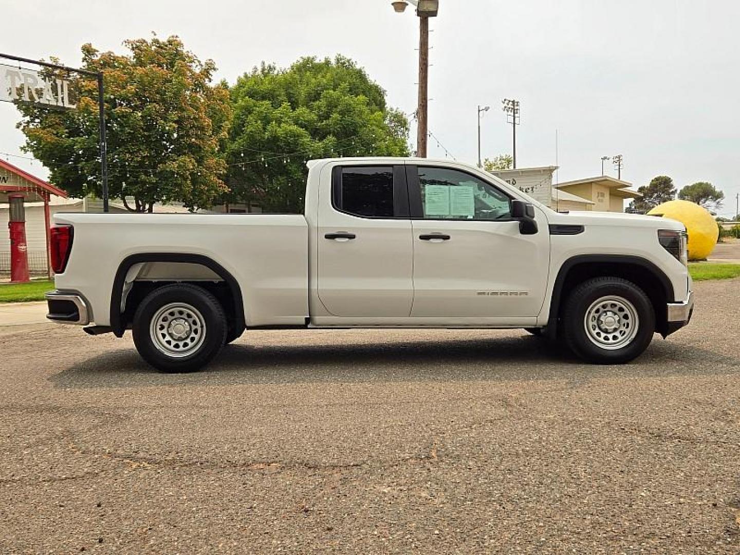 2022 WHITE GMC Sierra 1500 2WD (1GTRHAEK8NZ) , Automatic 8-Spd transmission, located at 246 E Walker St., Orland, 95963, (530) 865-5800, 39.747589, -122.178398 - Photo#7