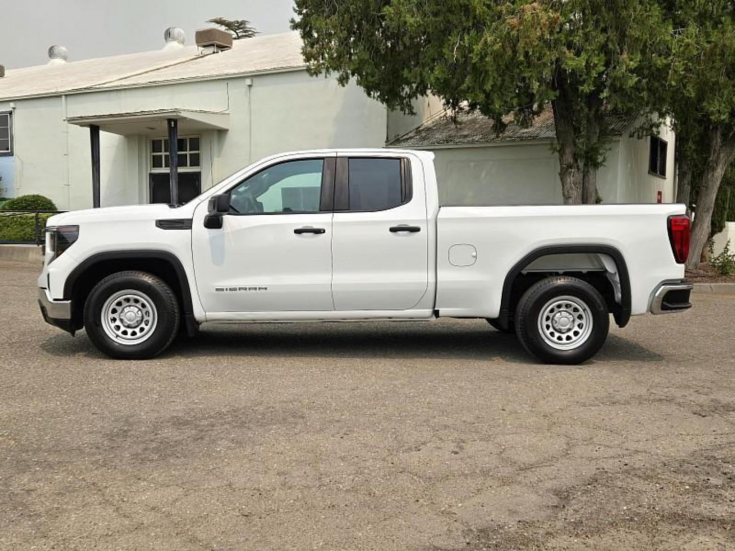 2022 WHITE GMC Sierra 1500 2WD (1GTRHAEK8NZ) , Automatic 8-Spd transmission, located at 246 E Walker St., Orland, 95963, (530) 865-5800, 39.747589, -122.178398 - Photo#3