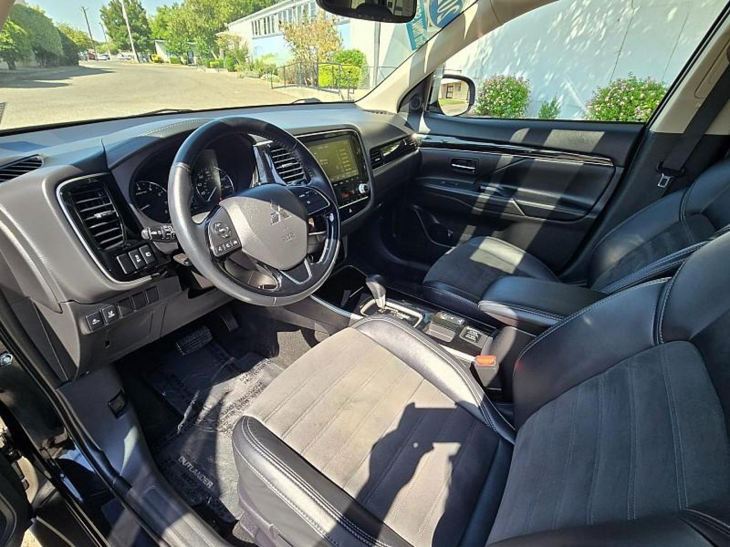 2020 BLACK Mitsubishi Outlander (JA4AD3A36LZ) with an 4-Cyl 2.4 Liter engine, Automatic CVT transmission, located at 246 E Walker St., Orland, 95963, (530) 865-5800, 39.747589, -122.178398 - Photo#10