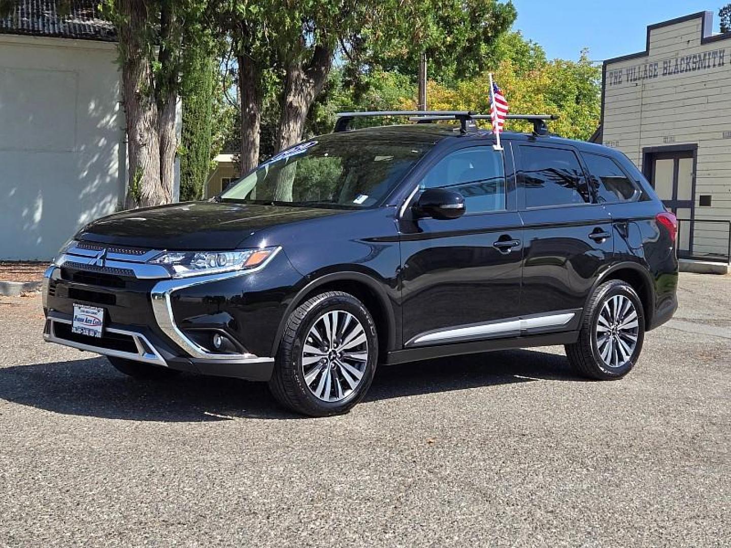 2020 BLACK Mitsubishi Outlander (JA4AD3A36LZ) with an 4-Cyl 2.4 Liter engine, Automatic CVT transmission, located at 246 E Walker St., Orland, 95963, (530) 865-5800, 39.747589, -122.178398 - Photo#2