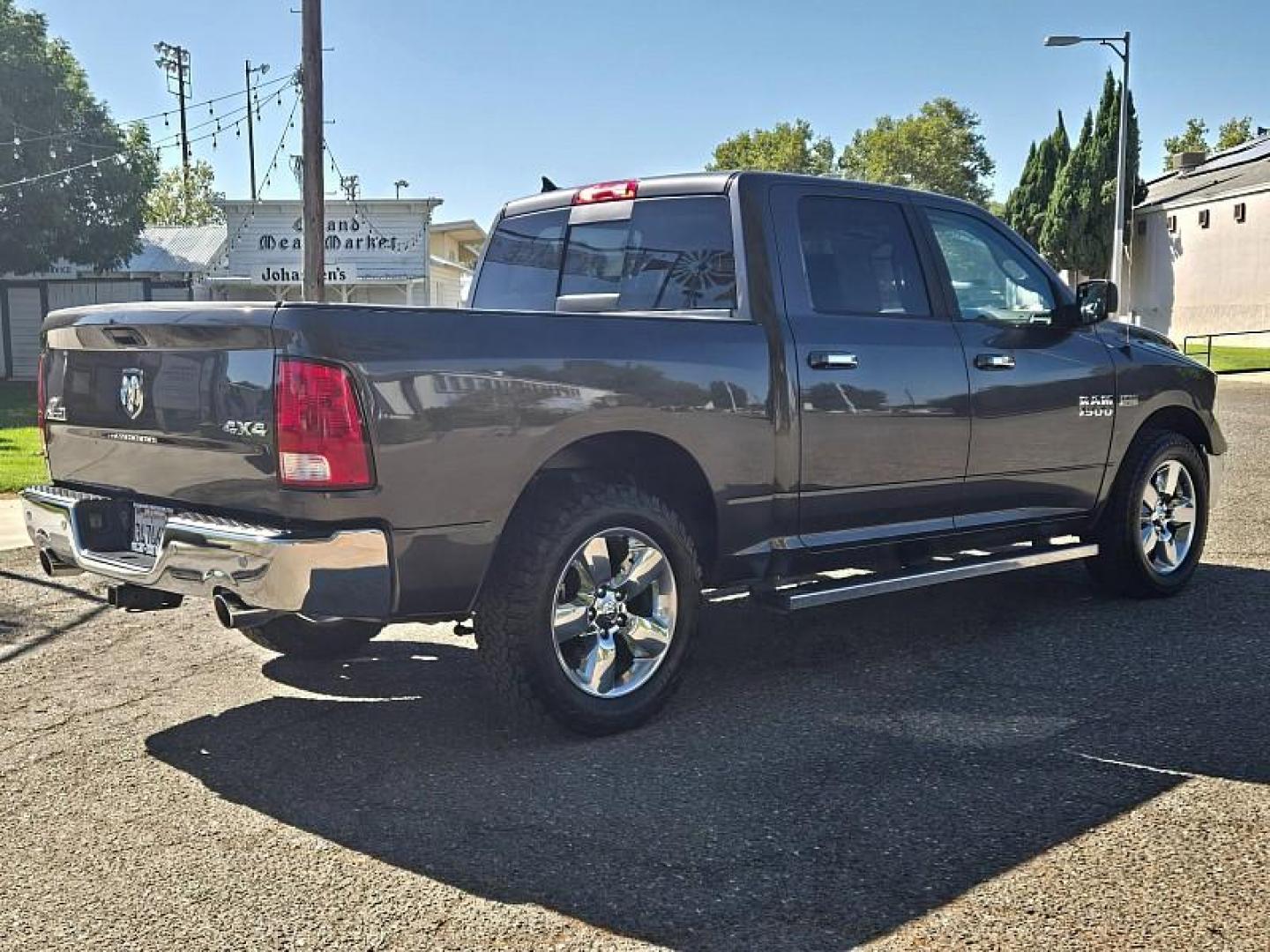 2017 GRAY Ram 1500 4WD (1C6RR7LT3HS) with an V8 HEMI 5.7 Liter engine, Automatic 8-Spd transmission, located at 246 E Walker St., Orland, 95963, (530) 865-5800, 39.747589, -122.178398 - Photo#6