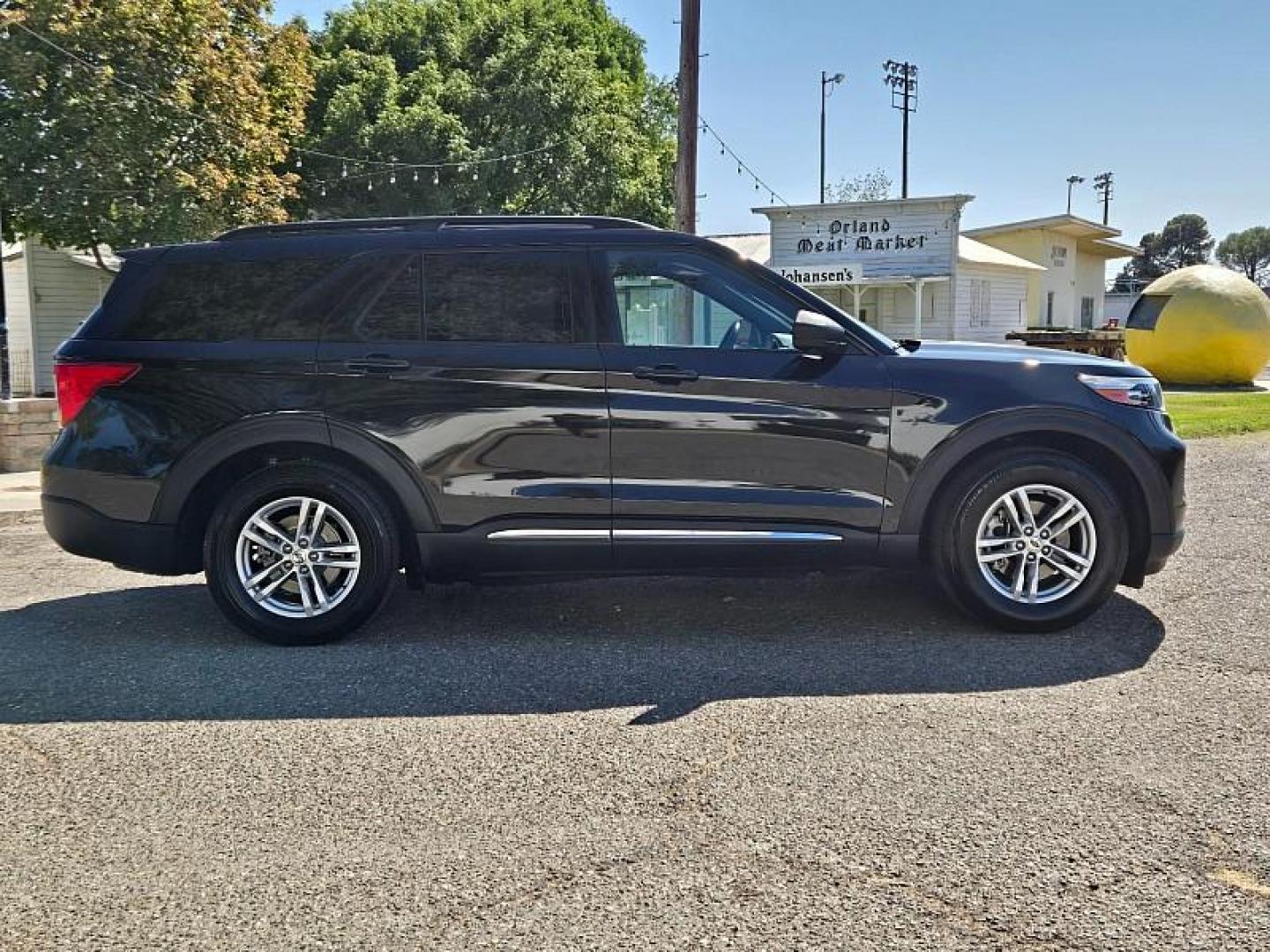 2020 BLACK Ford Explorer (1FMSK7DH6LG) with an 4-Cyl EcoBoost Turbo 2.3 Liter engine, Automatic 10-Spd w/SelectShift transmission, located at 246 E Walker St., Orland, 95963, (530) 865-5800, 39.747589, -122.178398 - Photo#7