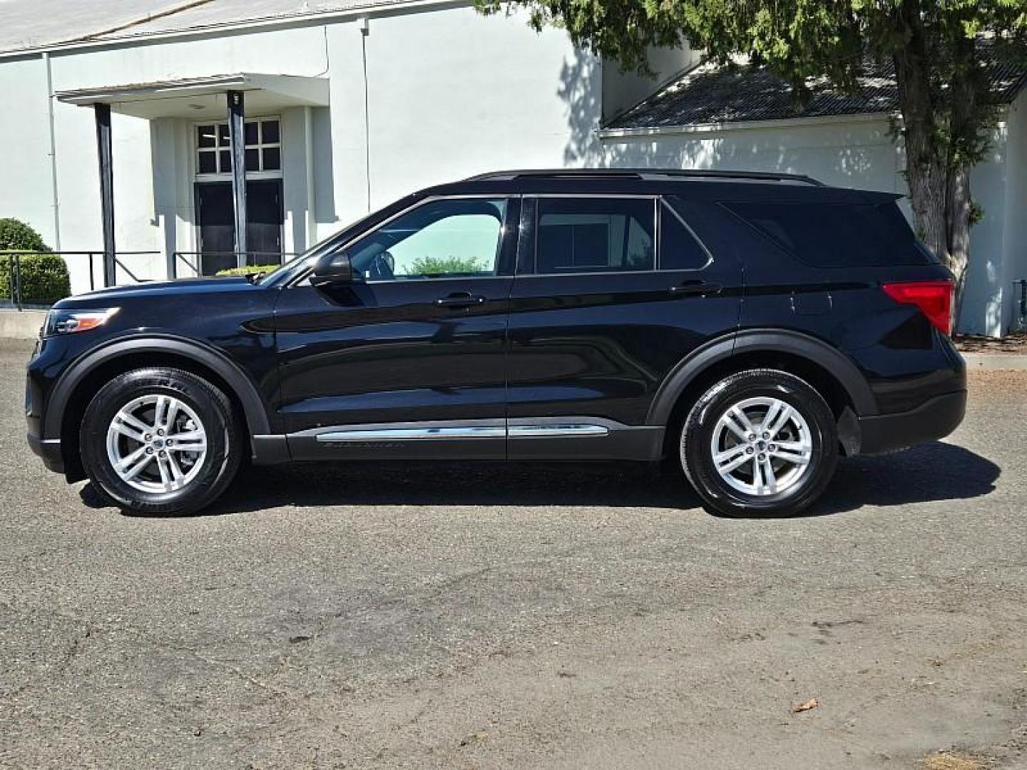 2020 BLACK Ford Explorer (1FMSK7DH6LG) with an 4-Cyl EcoBoost Turbo 2.3 Liter engine, Automatic 10-Spd w/SelectShift transmission, located at 246 E Walker St., Orland, 95963, (530) 865-5800, 39.747589, -122.178398 - Photo#3