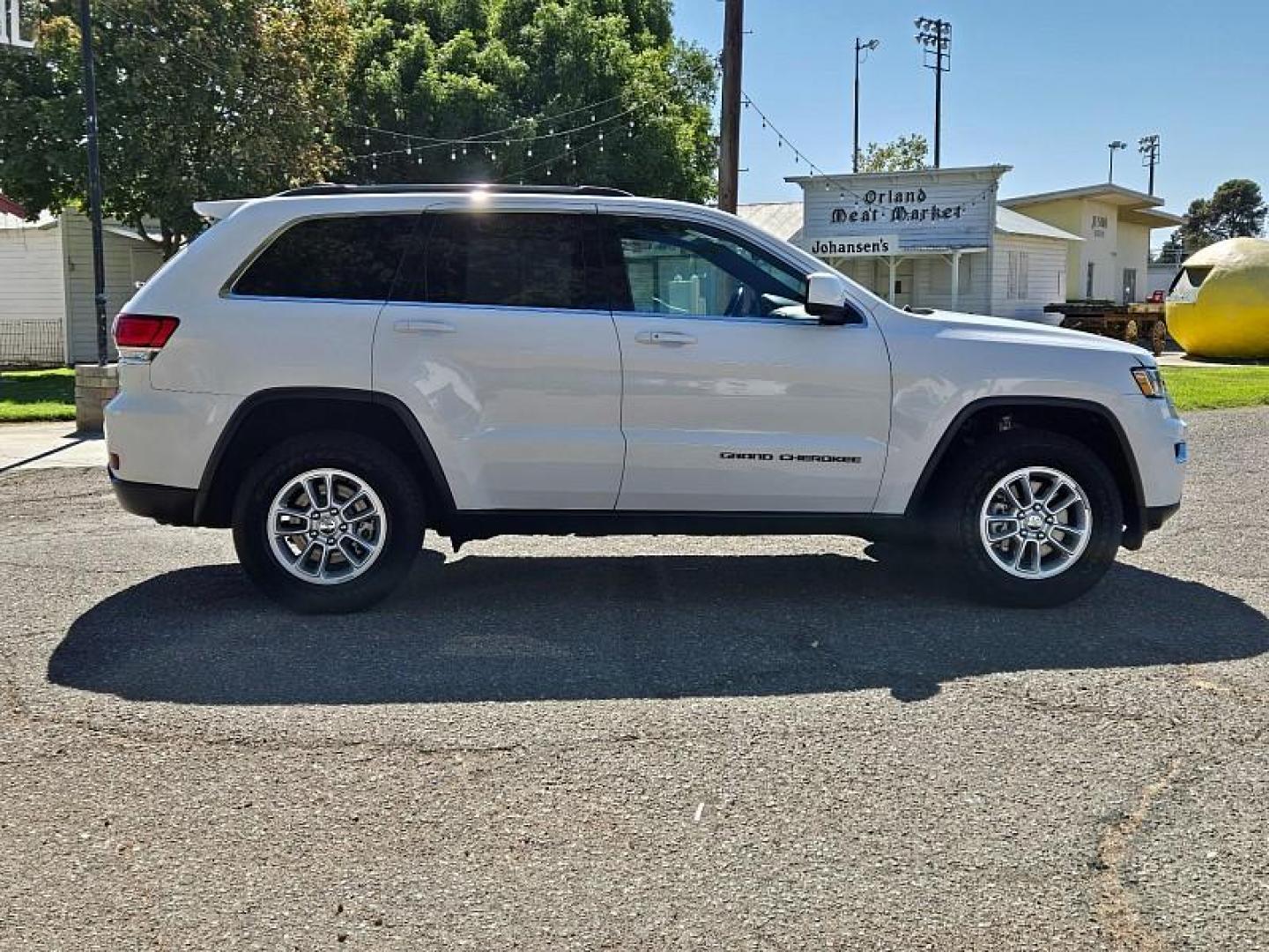 2020 WHITE Jeep Grand Cherokee (1C4RJFAGXLC) with an V6 VVT 3.6 Liter engine, Automatic 8-Spd transmission, located at 246 E Walker St., Orland, 95963, (530) 865-5800, 39.747589, -122.178398 - Photo#7