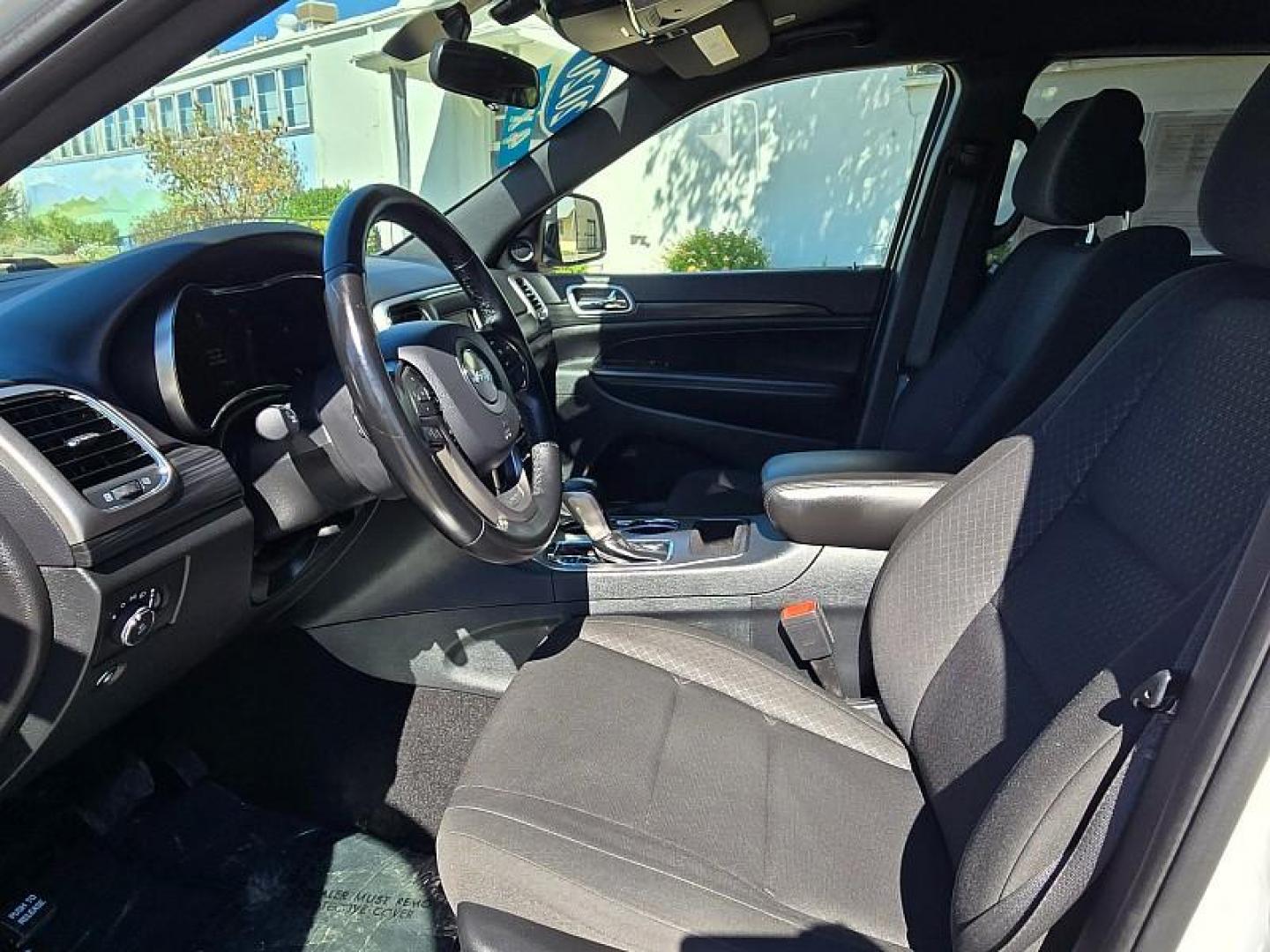 2020 WHITE Jeep Grand Cherokee (1C4RJFAGXLC) with an V6 VVT 3.6 Liter engine, Automatic 8-Spd transmission, located at 246 E Walker St., Orland, 95963, (530) 865-5800, 39.747589, -122.178398 - Photo#9