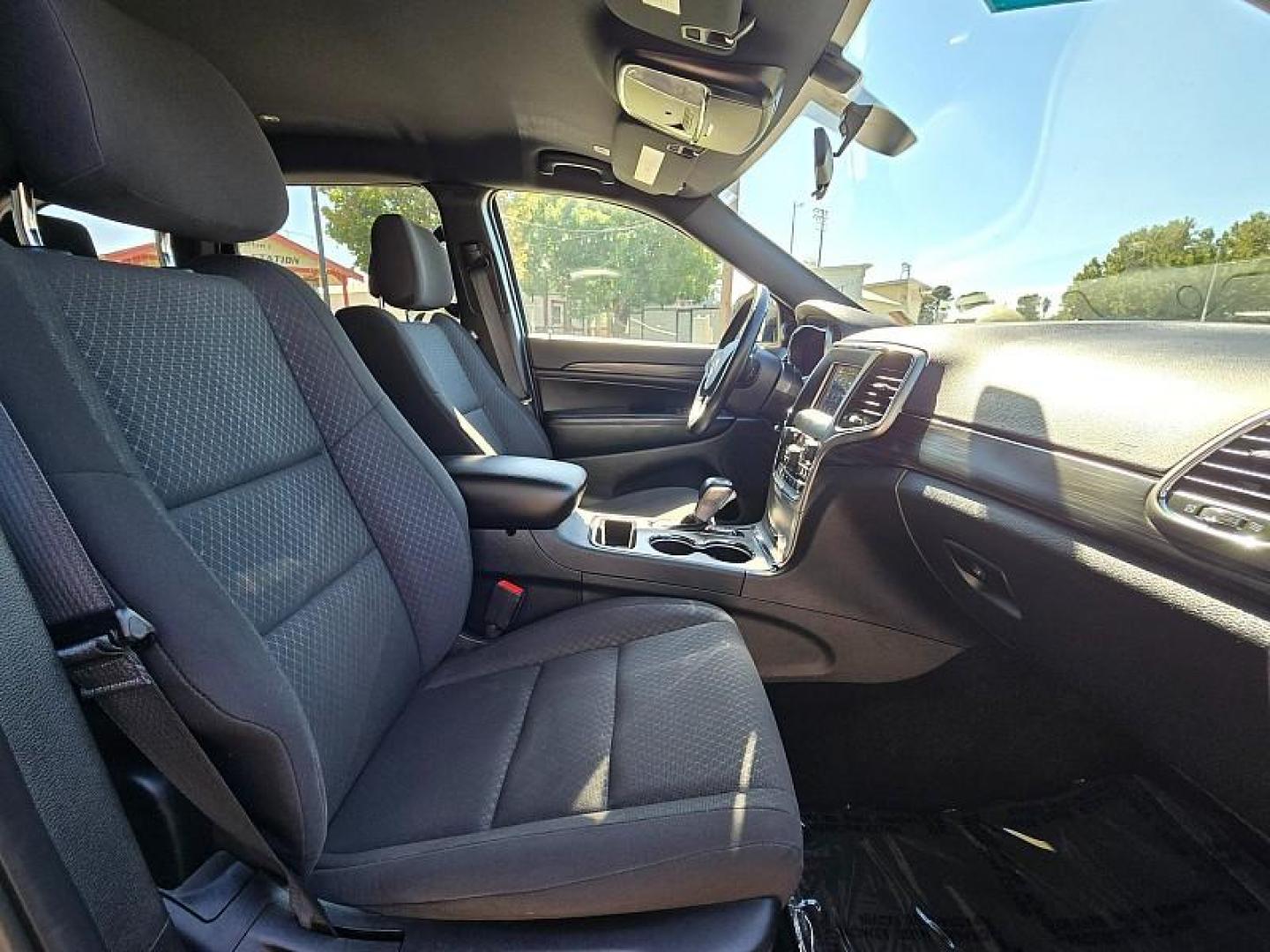 2020 WHITE Jeep Grand Cherokee (1C4RJFAGXLC) with an V6 VVT 3.6 Liter engine, Automatic 8-Spd transmission, located at 246 E Walker St., Orland, 95963, (530) 865-5800, 39.747589, -122.178398 - Photo#16