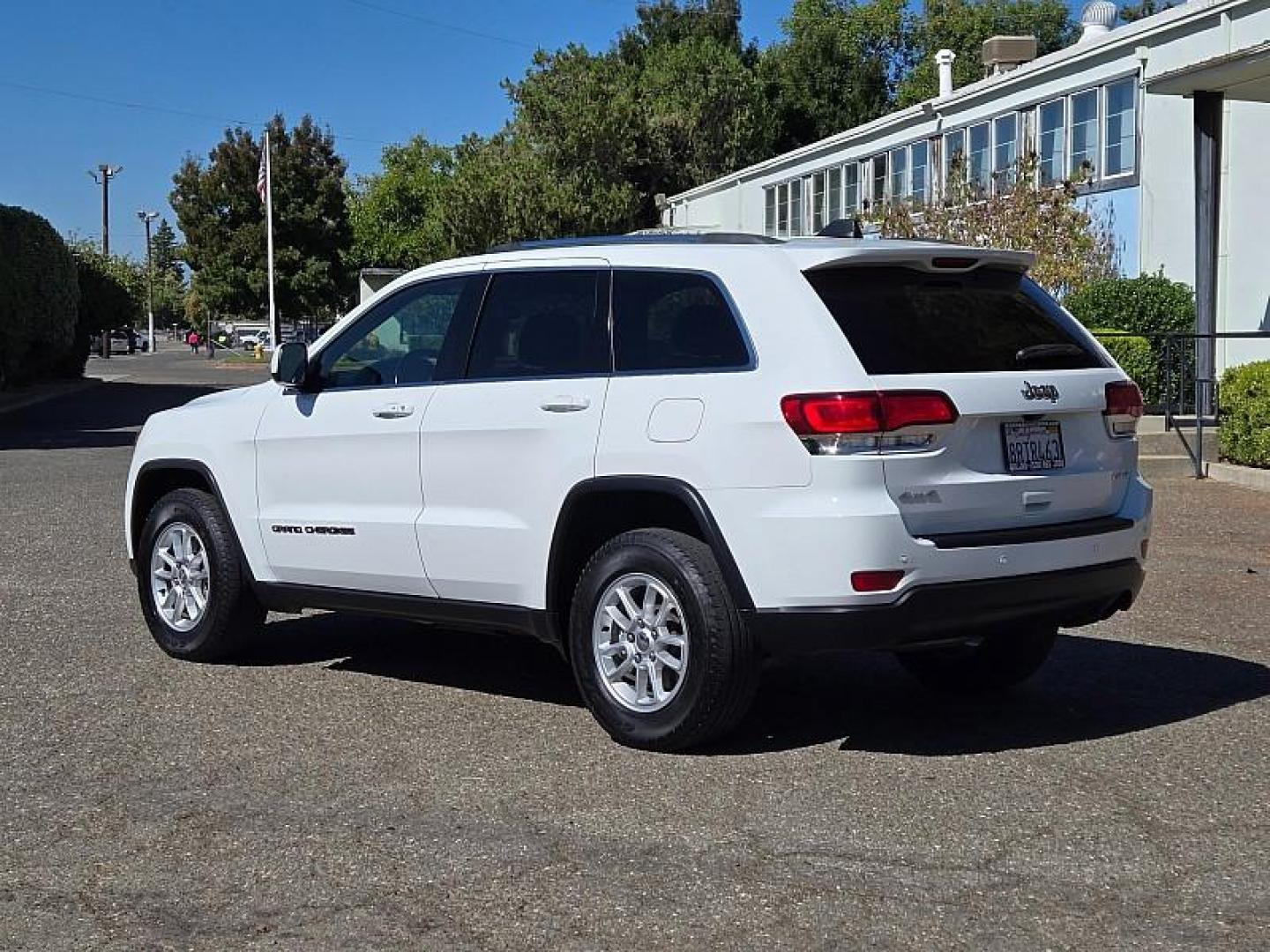 2020 WHITE Jeep Grand Cherokee (1C4RJFAGXLC) with an V6 VVT 3.6 Liter engine, Automatic 8-Spd transmission, located at 246 E Walker St., Orland, 95963, (530) 865-5800, 39.747589, -122.178398 - Photo#4