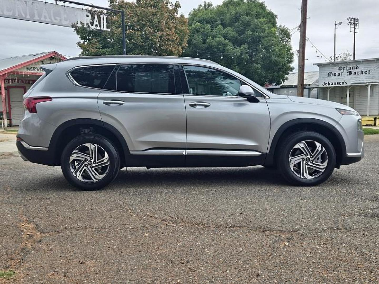 2021 SILVER Hyundai Santa Fe (5NMS2DAJ0MH) with an 4-Cyl 2.5 Liter engine, Automatic 8-Spd transmission, located at 246 E Walker St., Orland, 95963, (530) 865-5800, 39.747589, -122.178398 - Photo#7