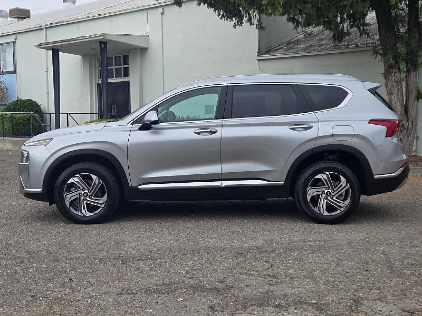 2021 SILVER Hyundai Santa Fe (5NMS2DAJ0MH) with an 4-Cyl 2.5 Liter engine, Automatic 8-Spd transmission, located at 246 E Walker St., Orland, 95963, (530) 865-5800, 39.747589, -122.178398 - Photo#3