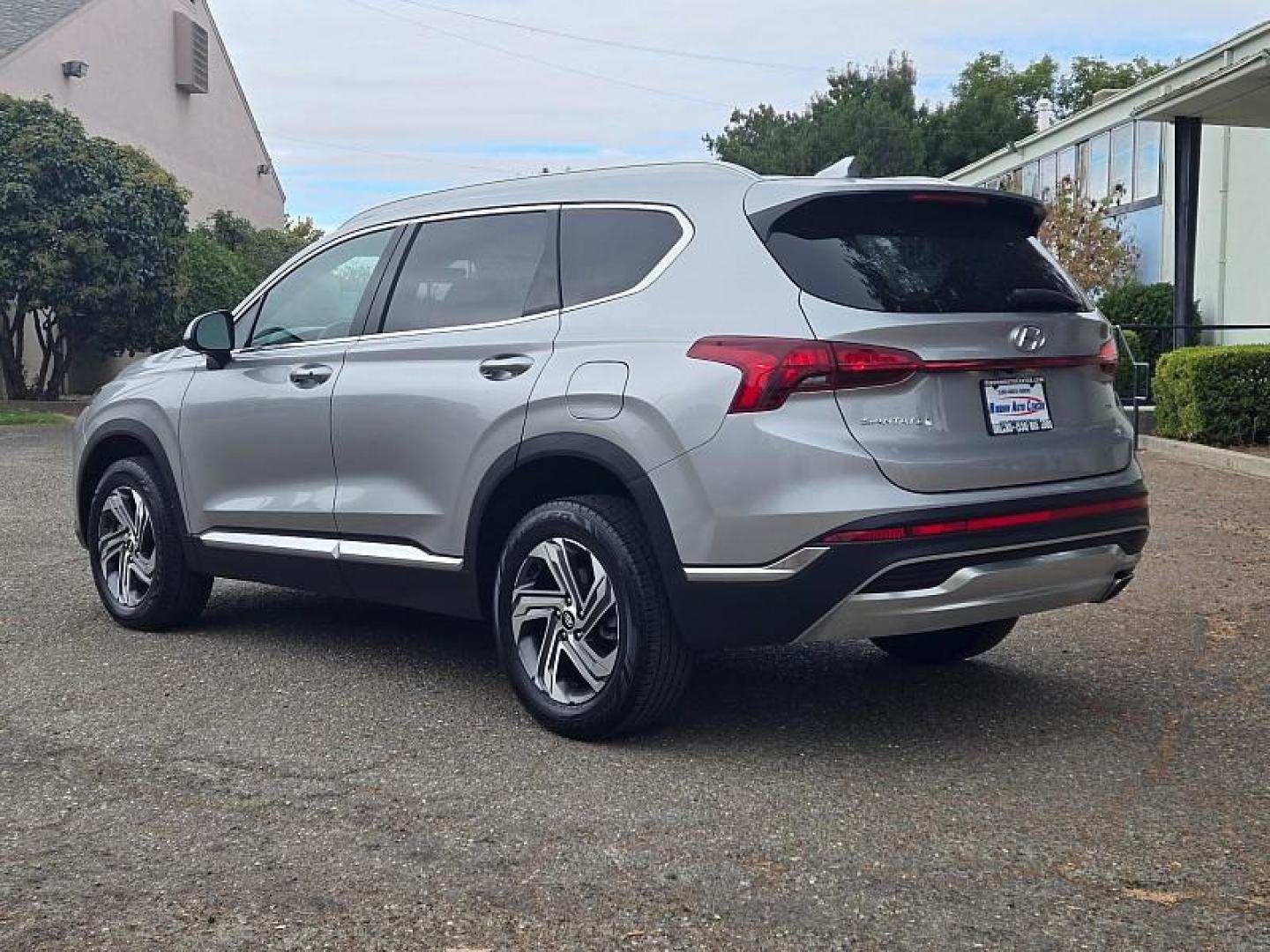 2021 SILVER Hyundai Santa Fe (5NMS2DAJ0MH) with an 4-Cyl 2.5 Liter engine, Automatic 8-Spd transmission, located at 246 E Walker St., Orland, 95963, (530) 865-5800, 39.747589, -122.178398 - Photo#4