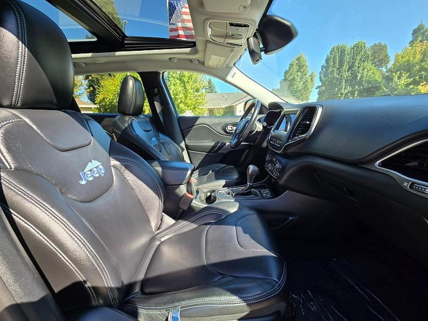 2021 GRAY Jeep Cherokee (1C4PJLLBXMD) with an 4-Cyl 2.4 Liter engine, Automatic 9-Spd transmission, located at 246 E Walker St., Orland, 95963, (530) 865-5800, 39.747589, -122.178398 - Photo#16