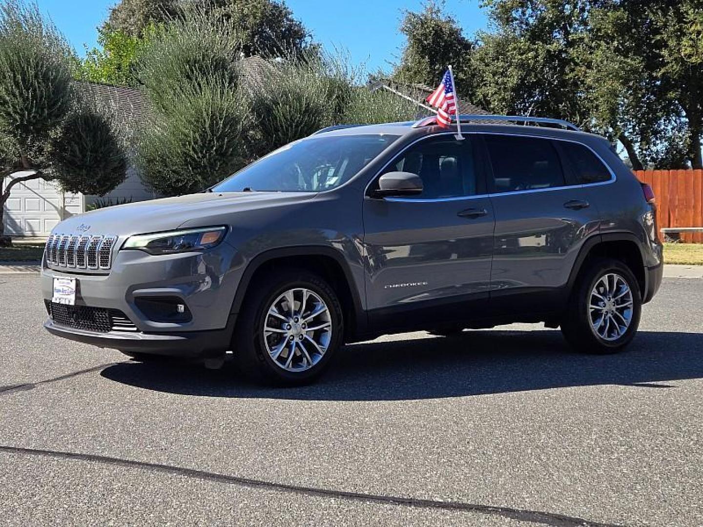 2021 GRAY Jeep Cherokee (1C4PJLLBXMD) with an 4-Cyl 2.4 Liter engine, Automatic 9-Spd transmission, located at 246 E Walker St., Orland, 95963, (530) 865-5800, 39.747589, -122.178398 - Photo#2