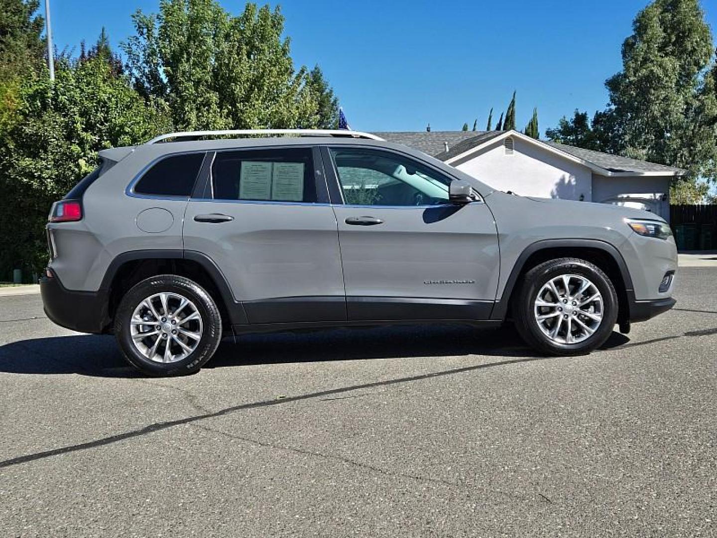 2021 GRAY Jeep Cherokee (1C4PJLLBXMD) with an 4-Cyl 2.4 Liter engine, Automatic 9-Spd transmission, located at 246 E Walker St., Orland, 95963, (530) 865-5800, 39.747589, -122.178398 - Photo#7