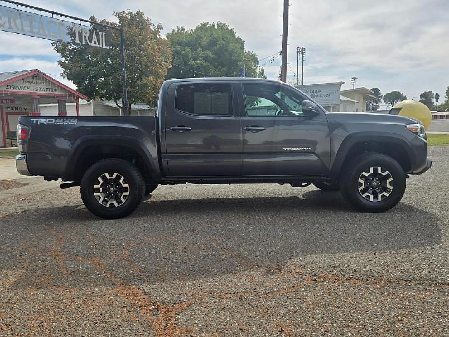 2022 GRAY Toyota Tacoma 4WD (3TMCZ5ANXNM) with an V6 3.5 Liter engine, Automatic 6-Spd transmission, located at 246 E Walker St., Orland, 95963, (530) 865-5800, 39.747589, -122.178398 - Photo#8