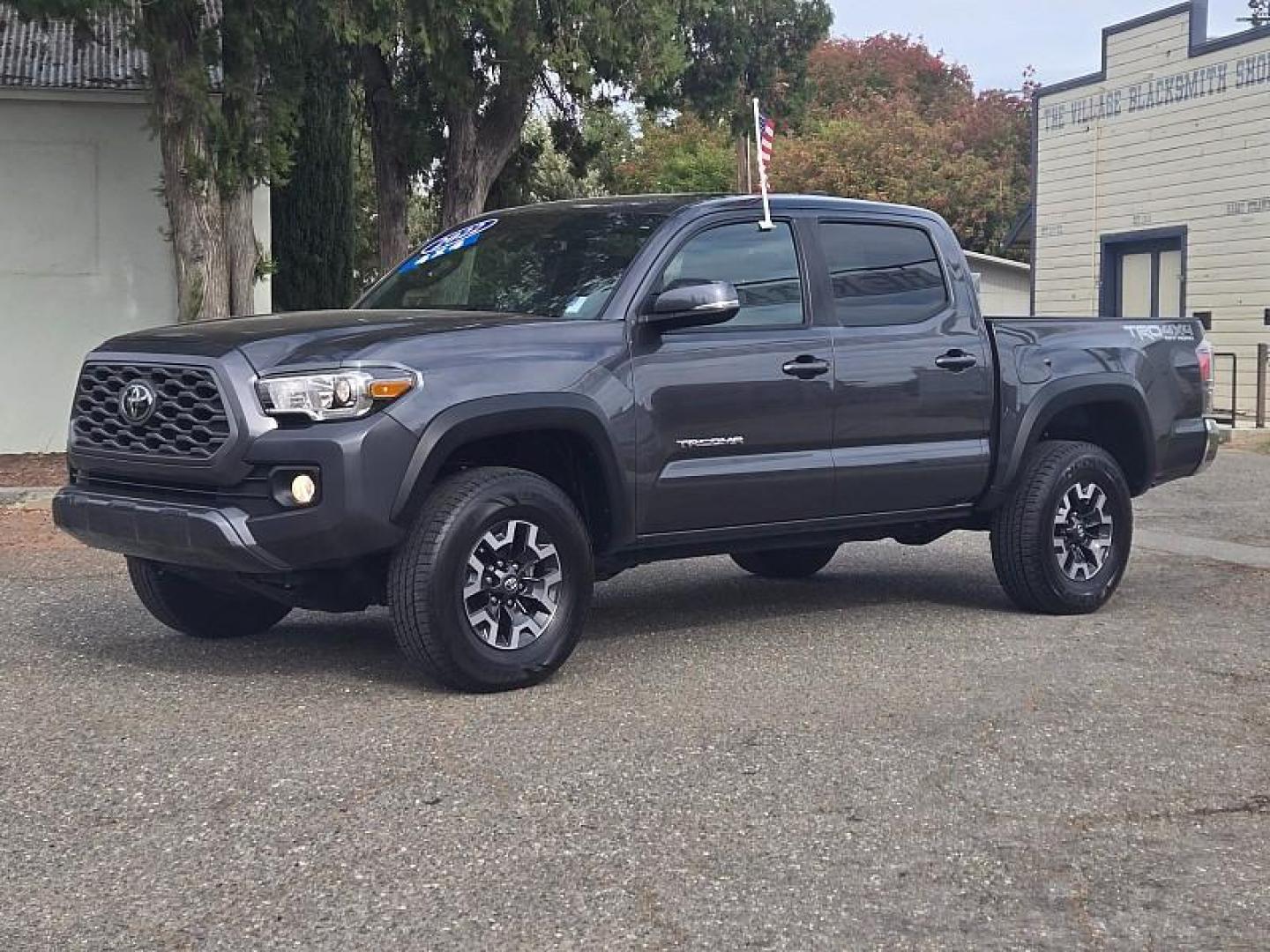 2022 GRAY Toyota Tacoma 4WD (3TMCZ5ANXNM) with an V6 3.5 Liter engine, Automatic 6-Spd transmission, located at 246 E Walker St., Orland, 95963, (530) 865-5800, 39.747589, -122.178398 - Photo#2