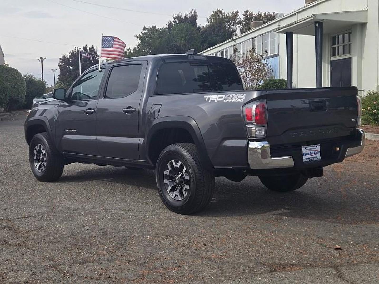 2022 GRAY Toyota Tacoma 4WD (3TMCZ5ANXNM) with an V6 3.5 Liter engine, Automatic 6-Spd transmission, located at 246 E Walker St., Orland, 95963, (530) 865-5800, 39.747589, -122.178398 - Photo#4