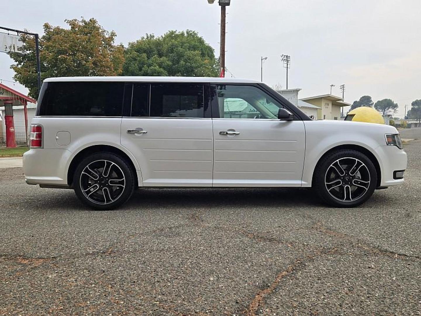 2015 WHITE Ford Flex (2FMGK5C83FB) with an V6 3.5 Liter engine, Automatic 6-Spd w/SelectShift transmission, located at 246 E Walker St., Orland, 95963, (530) 865-5800, 39.747589, -122.178398 - Photo#7