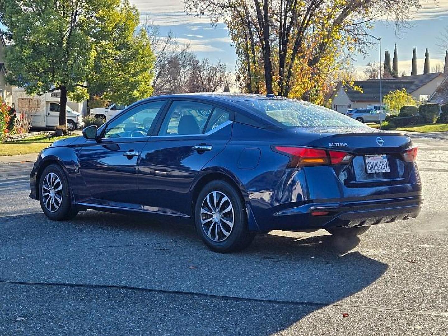 2020 BLUE Nissan Altima (1N4BL4BV9LC) with an 4-Cyl 2.5 Liter engine, Automatic Xtronic CVT transmission, located at 246 E Walker St., Orland, 95963, (530) 865-5800, 39.747589, -122.178398 - Photo#3