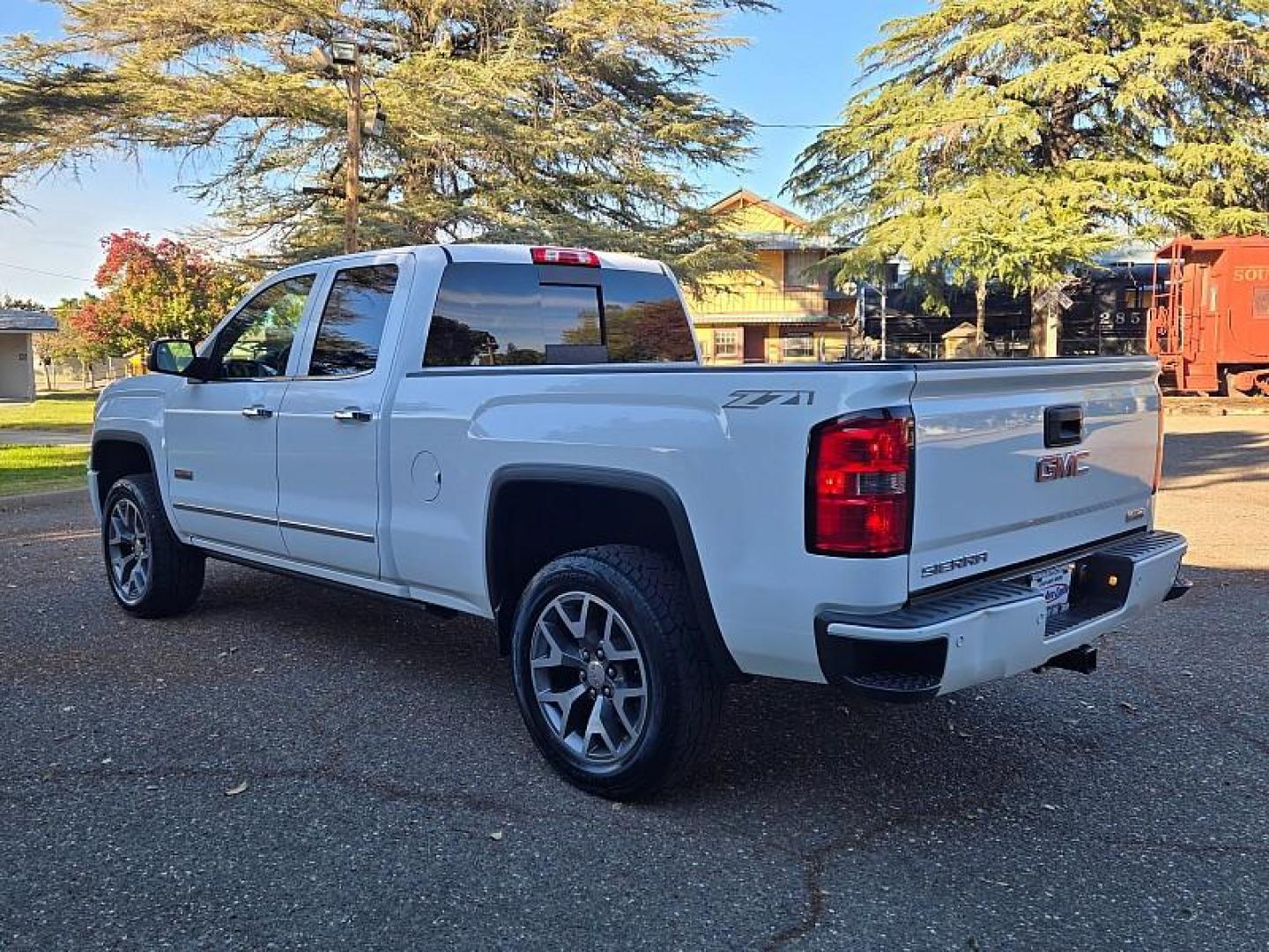 2015 WHITE GMC Sierra 1500 4WD (1GTV2VEC1FZ) , Automatic transmission, located at 246 E Walker St., Orland, 95963, (530) 865-5800, 39.747589, -122.178398 - Photo#4