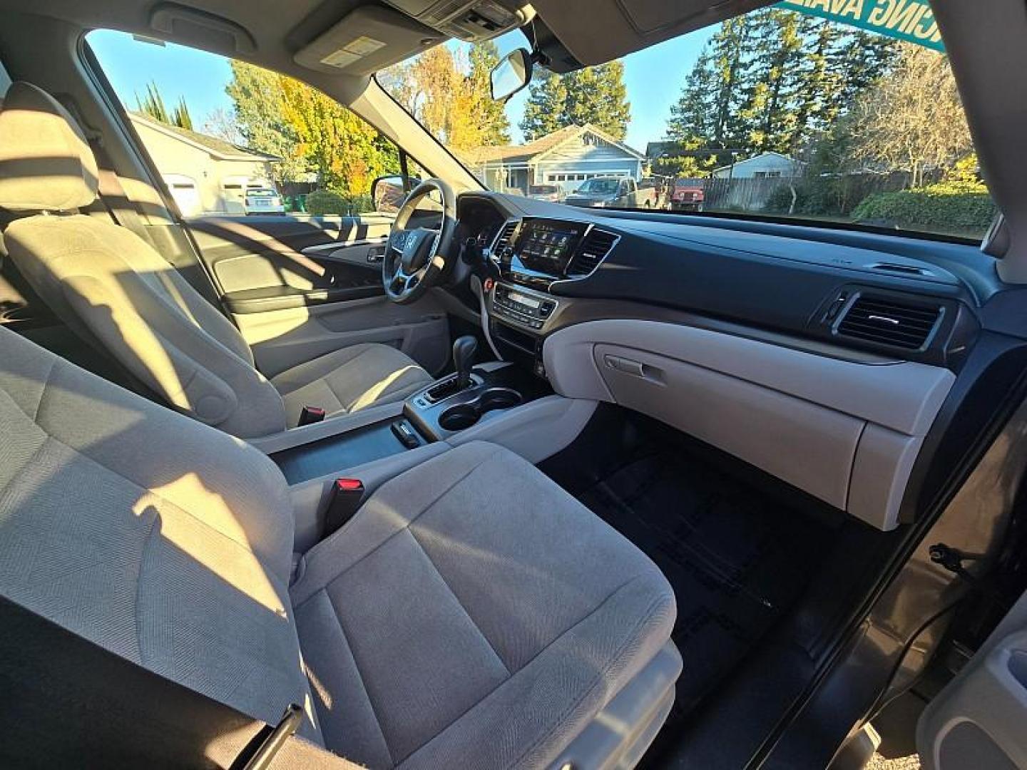 2020 GRAY Honda Pilot (5FNYF5H35LB) with an V6 i-VTEC 3.5 Liter engine, Automatic 6-Spd transmission, located at 246 E Walker St., Orland, 95963, (530) 865-5800, 39.747589, -122.178398 - Photo#16