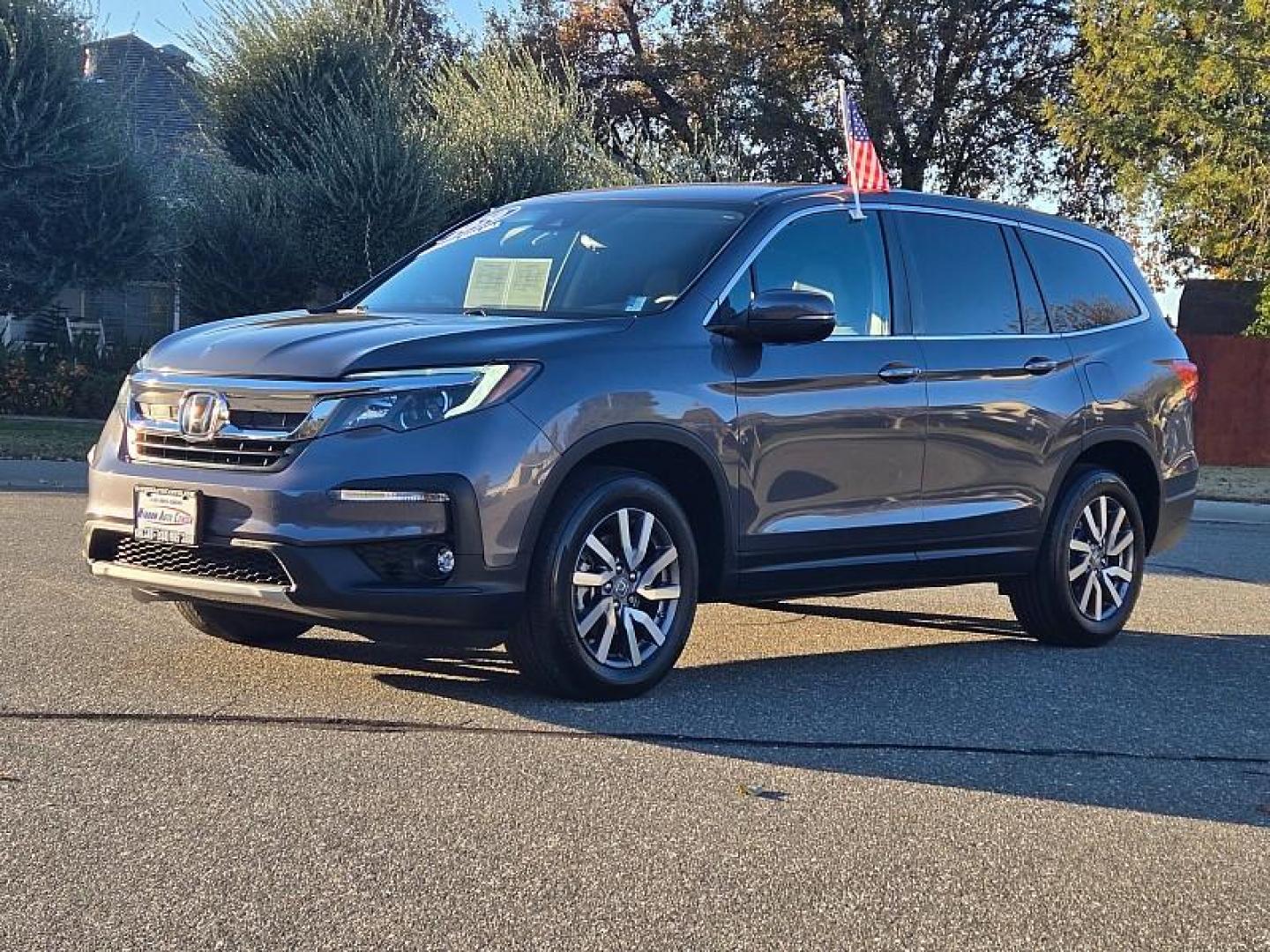 2020 GRAY Honda Pilot (5FNYF5H35LB) with an V6 i-VTEC 3.5 Liter engine, Automatic 6-Spd transmission, located at 246 E Walker St., Orland, 95963, (530) 865-5800, 39.747589, -122.178398 - Photo#2