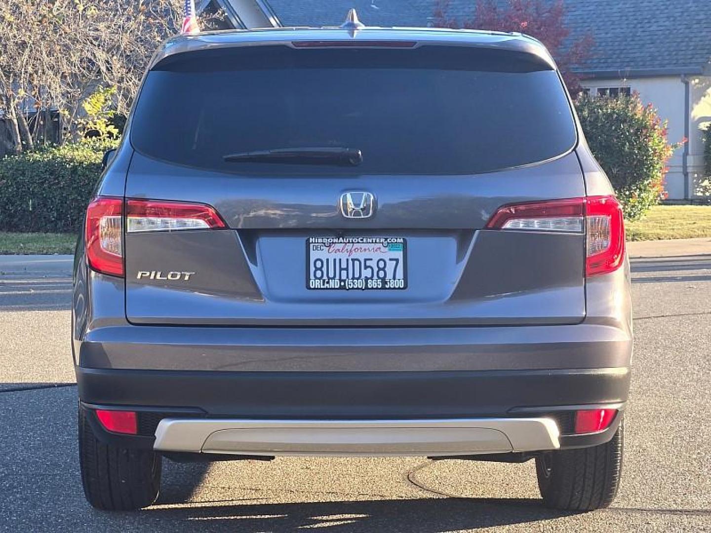 2020 GRAY Honda Pilot (5FNYF5H35LB) with an V6 i-VTEC 3.5 Liter engine, Automatic 6-Spd transmission, located at 246 E Walker St., Orland, 95963, (530) 865-5800, 39.747589, -122.178398 - Photo#5