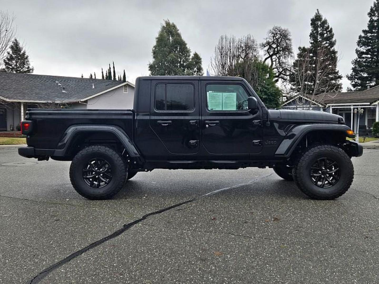 2021 BLACK Jeep Gladiator (1C6HJTAG1ML) with an V6 VVT 3.6 Liter engine, located at 246 E Walker St., Orland, 95963, (530) 865-5800, 39.747589, -122.178398 - Photo#8