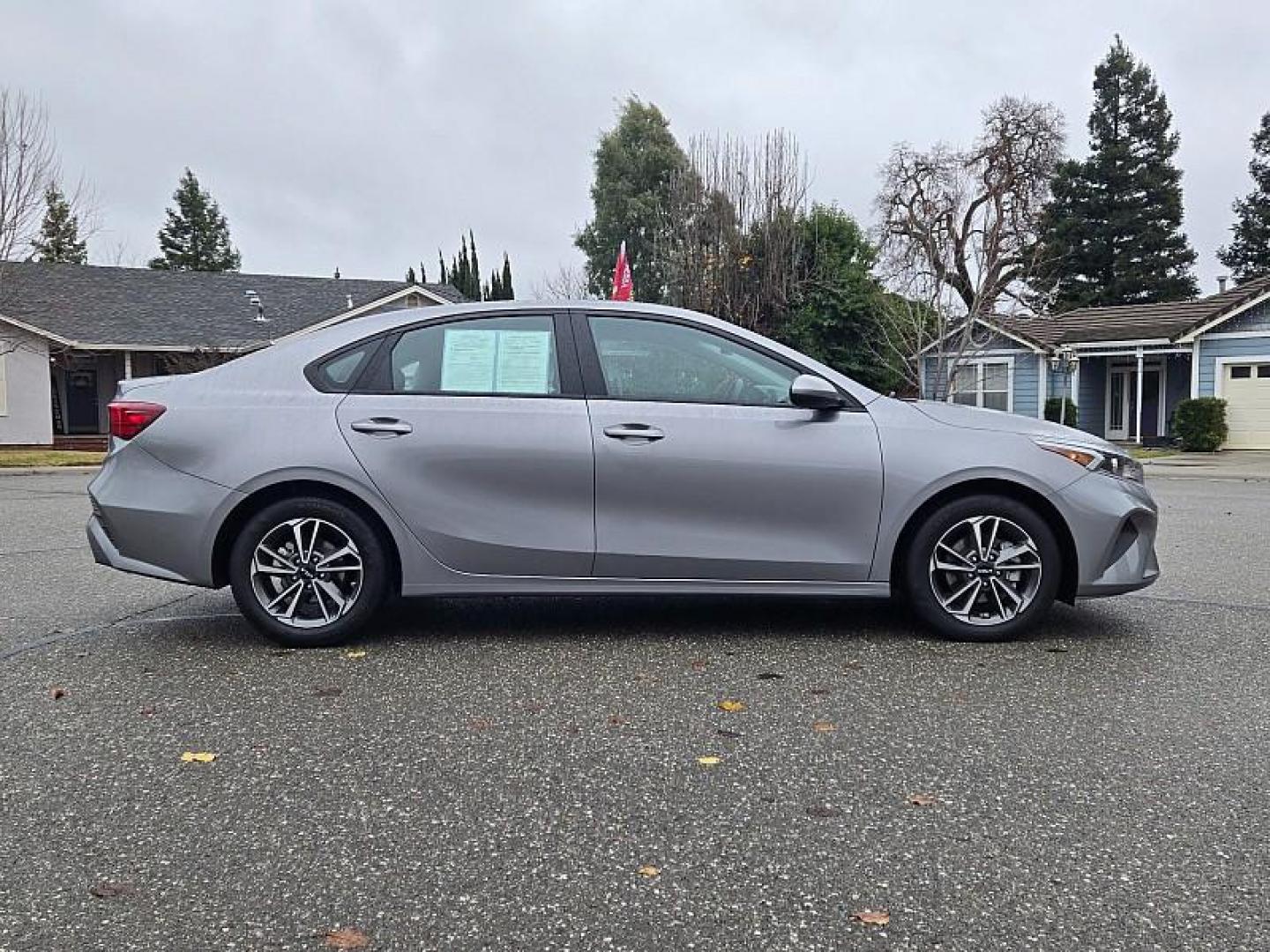 2023 GRAY Kia Forte (3KPF24AD6PE) with an 4-Cyl 2.0 Liter engine, Automatic IVT transmission, located at 246 E Walker St., Orland, 95963, (530) 865-5800, 39.747589, -122.178398 - Photo#7