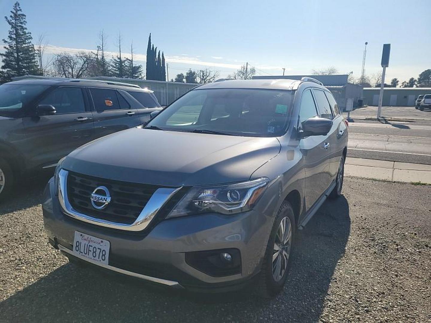 2020 GRAY Nissan Pathfinder (5N1DR2CM2LC) with an V6 3.5 Liter engine, Automatic Xtronic CVT transmission, located at 246 E Walker St., Orland, 95963, (530) 865-5800, 39.747589, -122.178398 - Photo#0