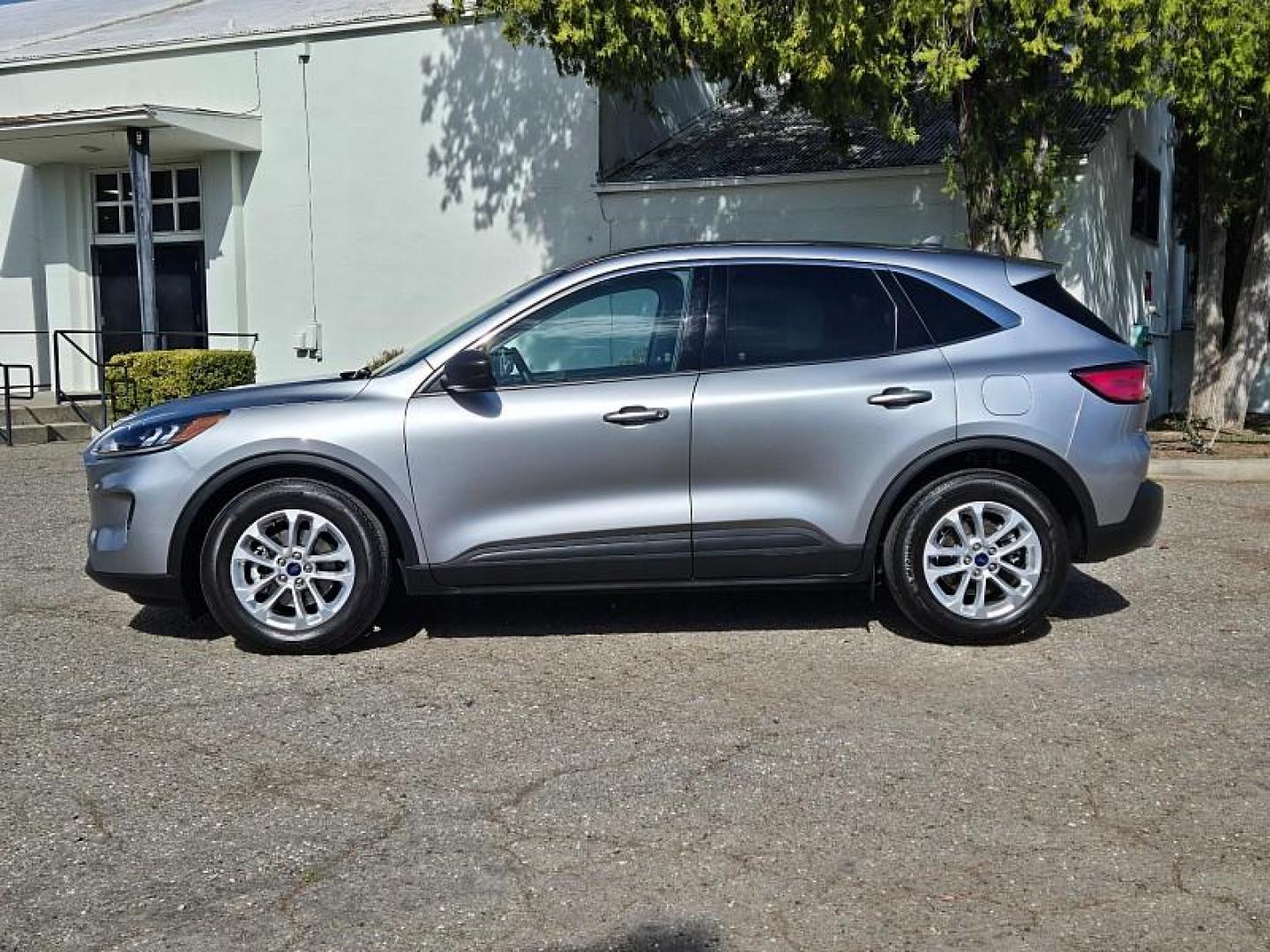 2022 SILVER Ford Escape (1FMCU0G68NU) with an 3-Cyl EcoBoost Turbo 1.5 Liter engine, Automatic 8-Spd transmission, located at 246 E Walker St., Orland, 95963, (530) 865-5800, 39.747589, -122.178398 - Photo#3